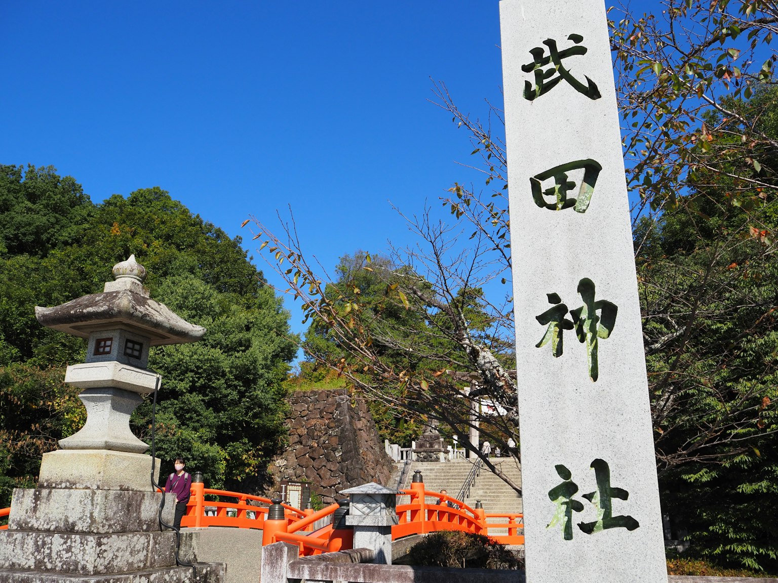 Vista escénica del monumento de piedra del santuario Takeda y la linterna