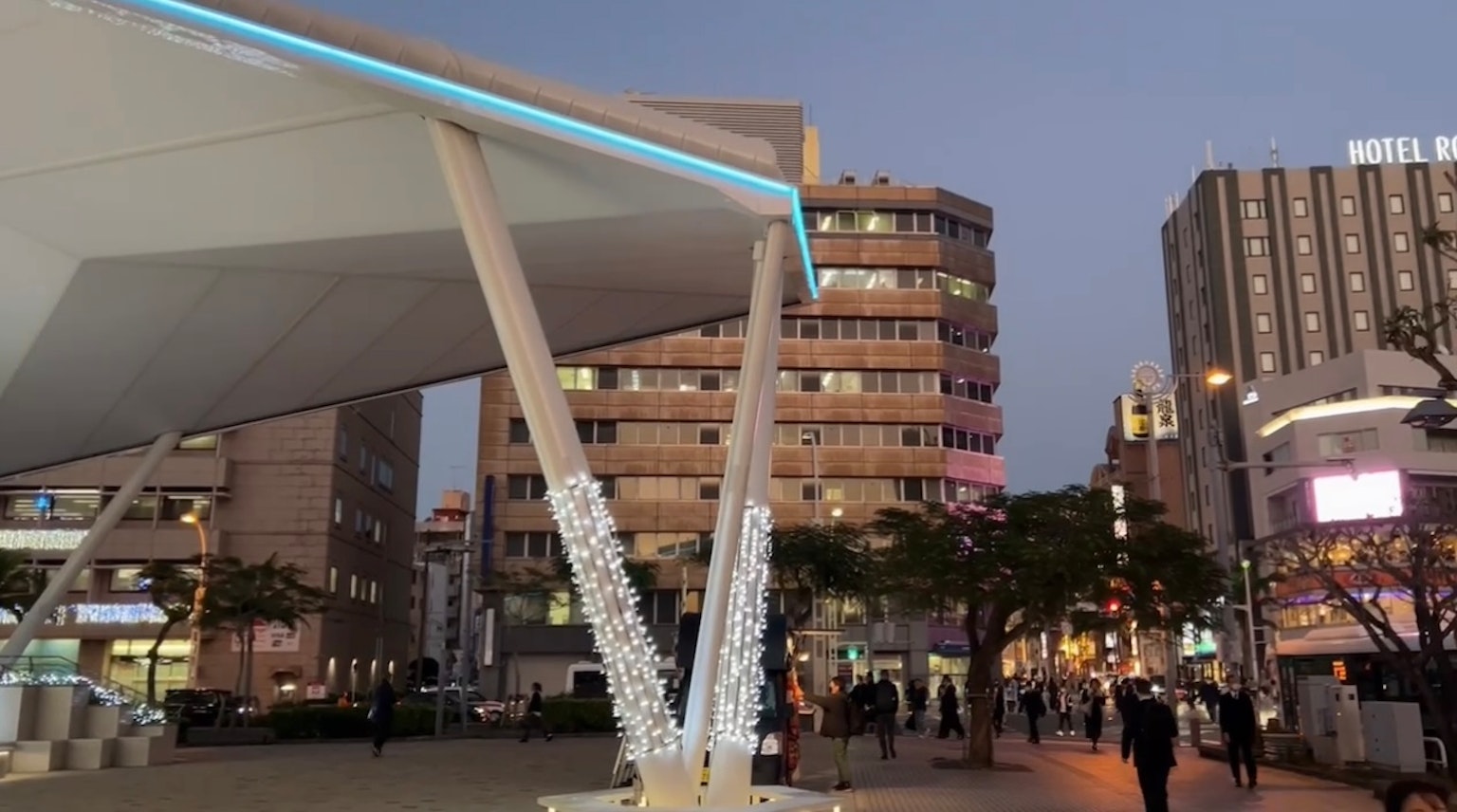 Arquitectura moderna y farolas en un paisaje urbano nocturno
