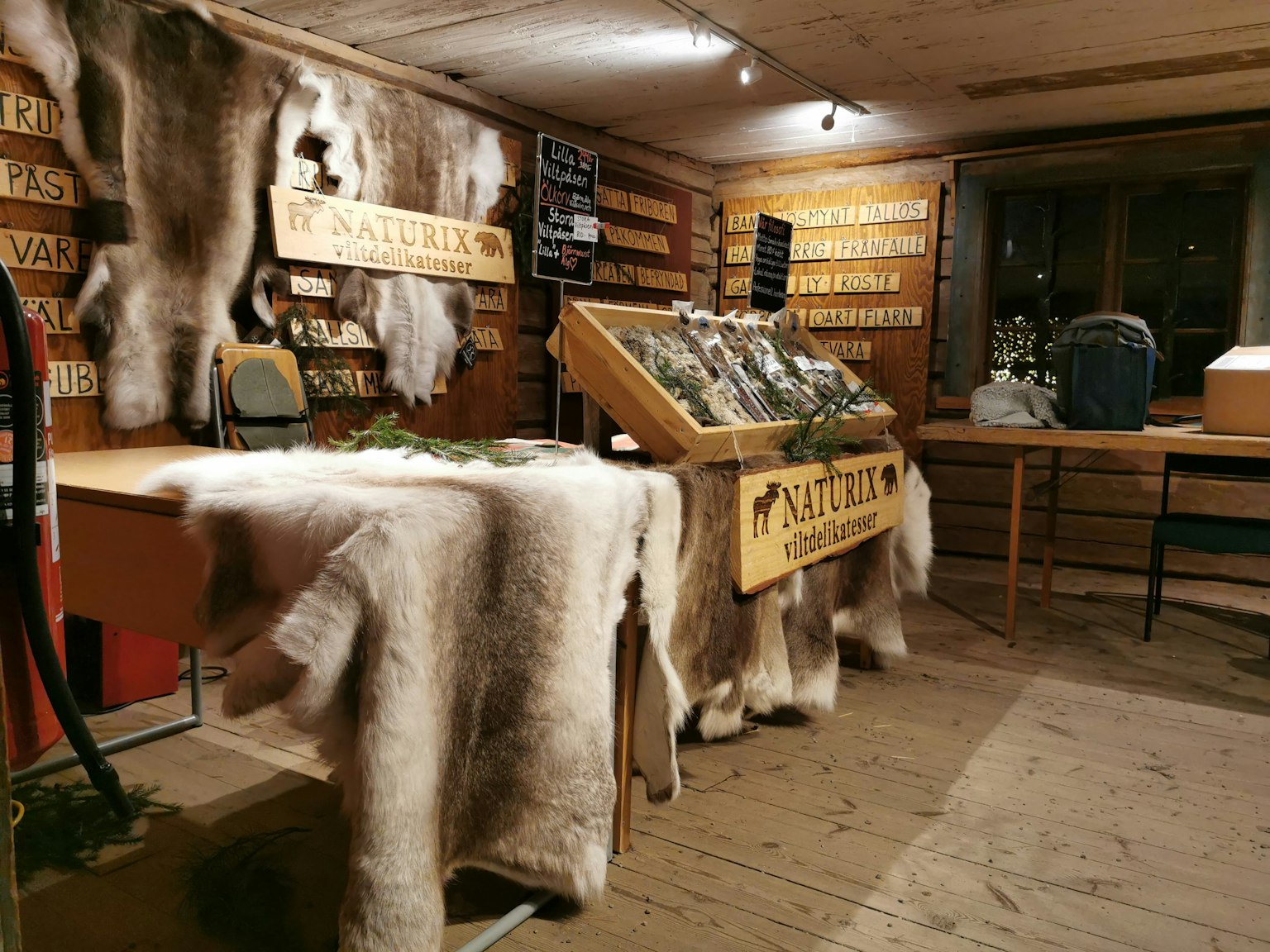 Interior acogedor de una tienda con paredes de madera y mesas cubiertas de piel