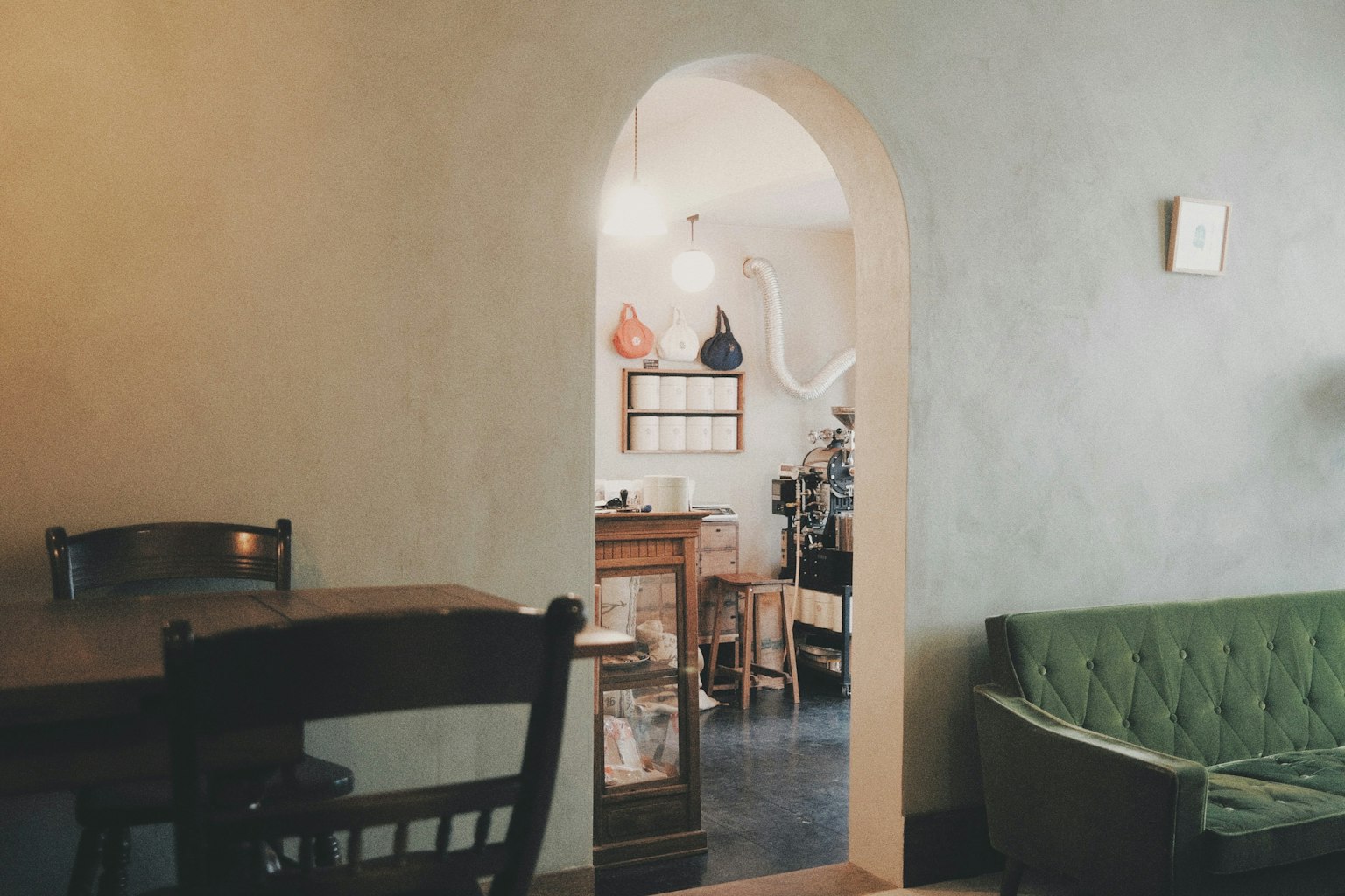 Scène intérieure confortable avec une entrée arquée mettant en valeur un éclairage chaleureux et un mobilier harmonieux