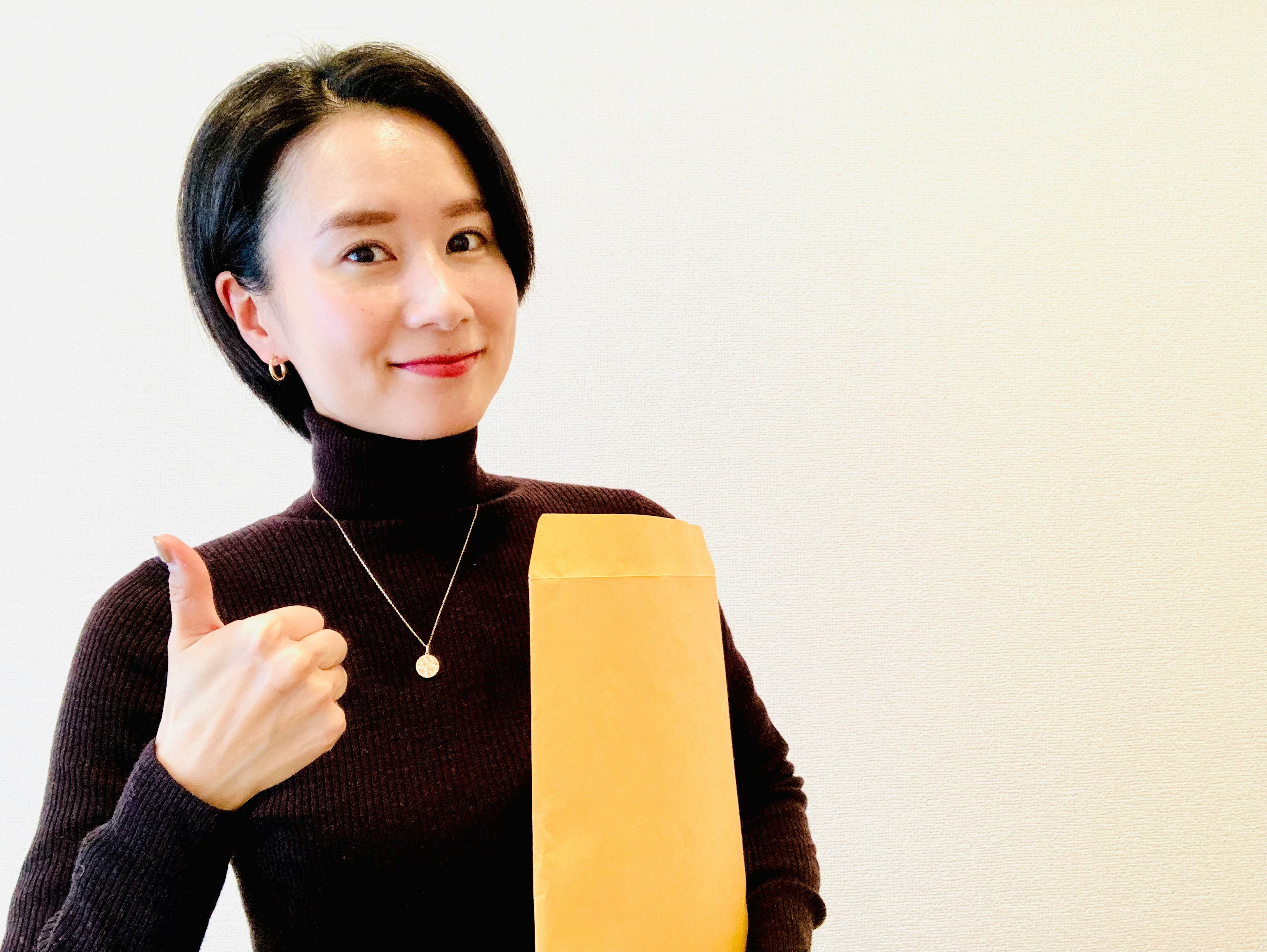 豎大拇指的女性與紙袋肖像
