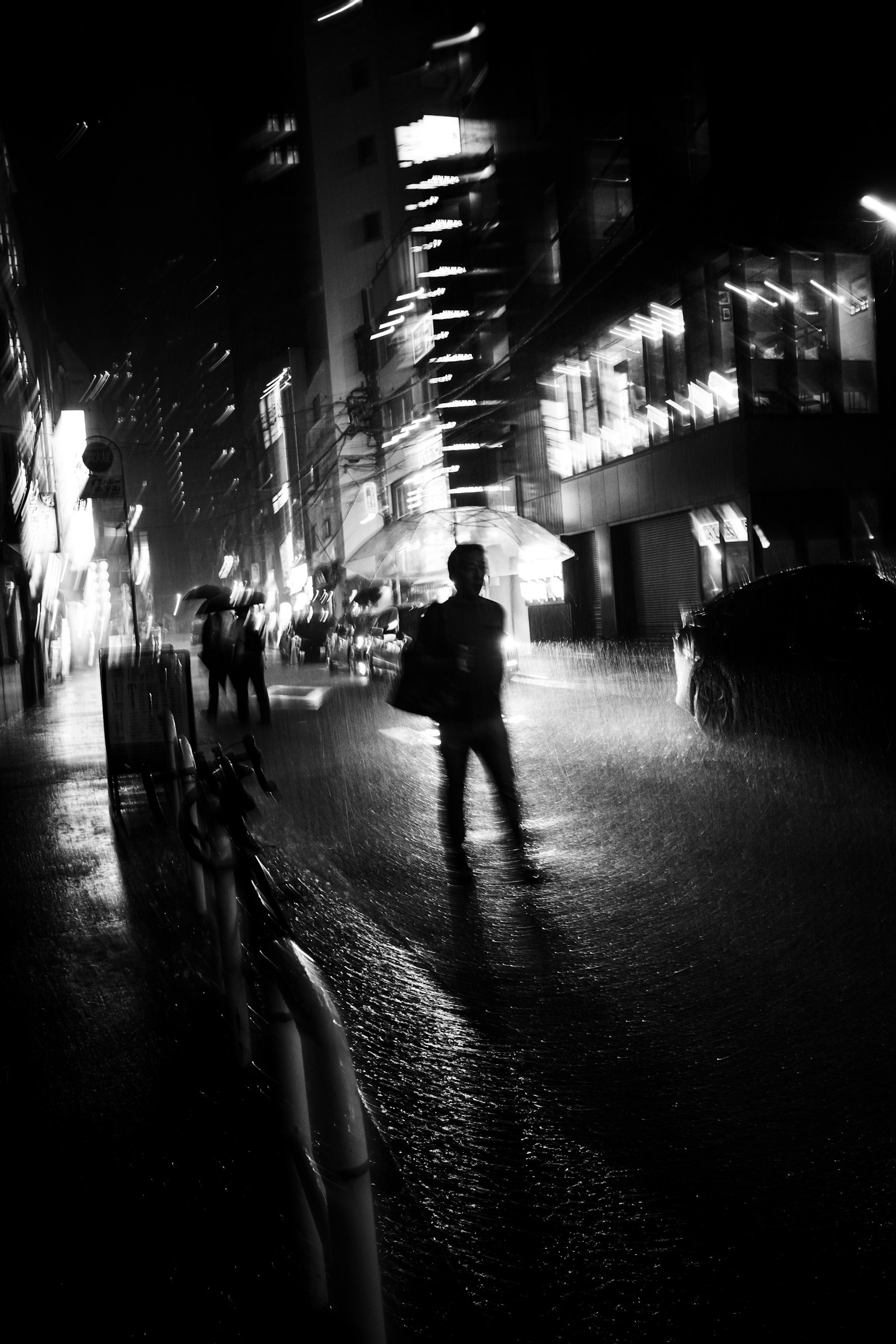 Bóng mờ của một người trong cảnh thành phố ban đêm với ánh sáng