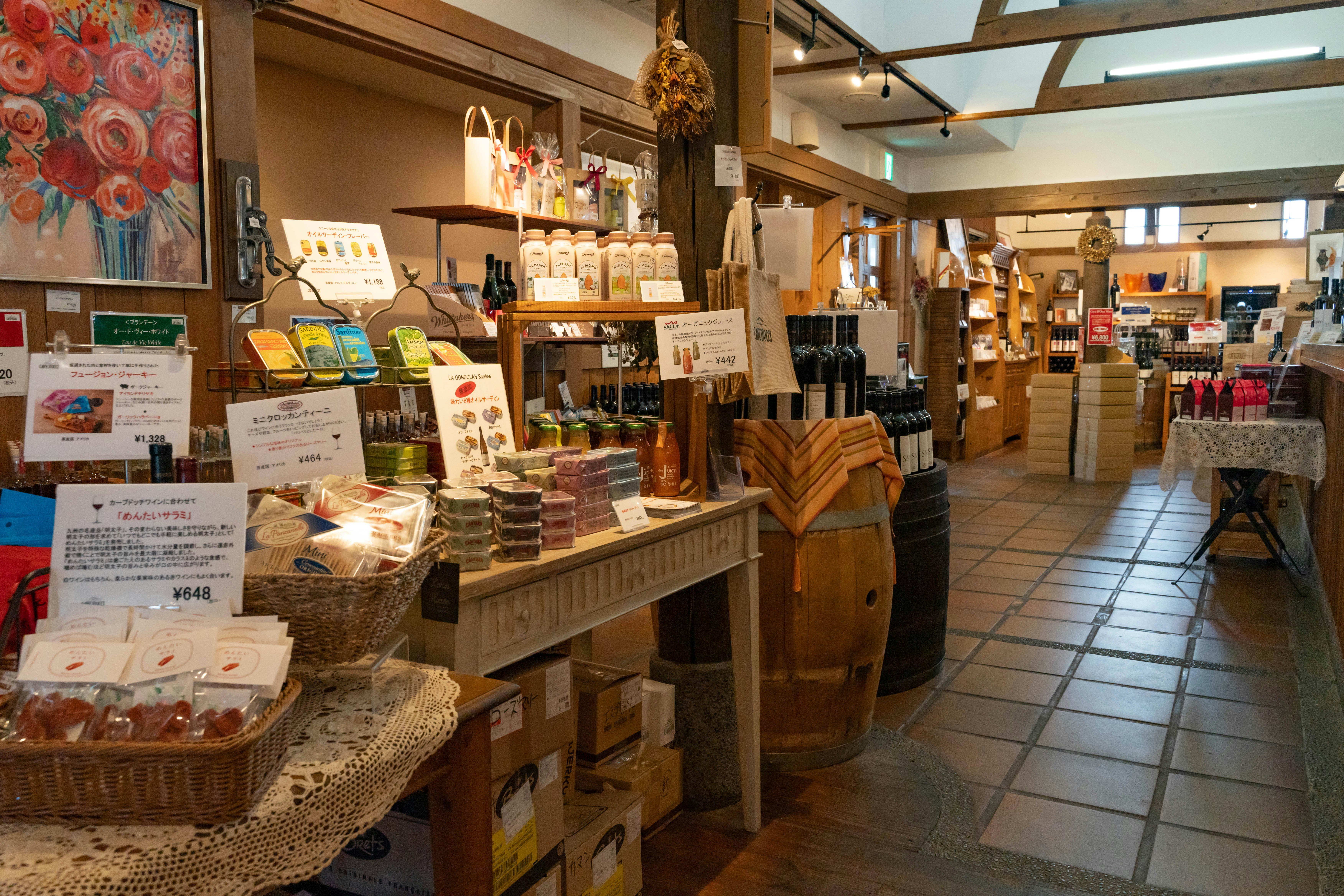 木质货架上陈列的手工甜点与小商品店内