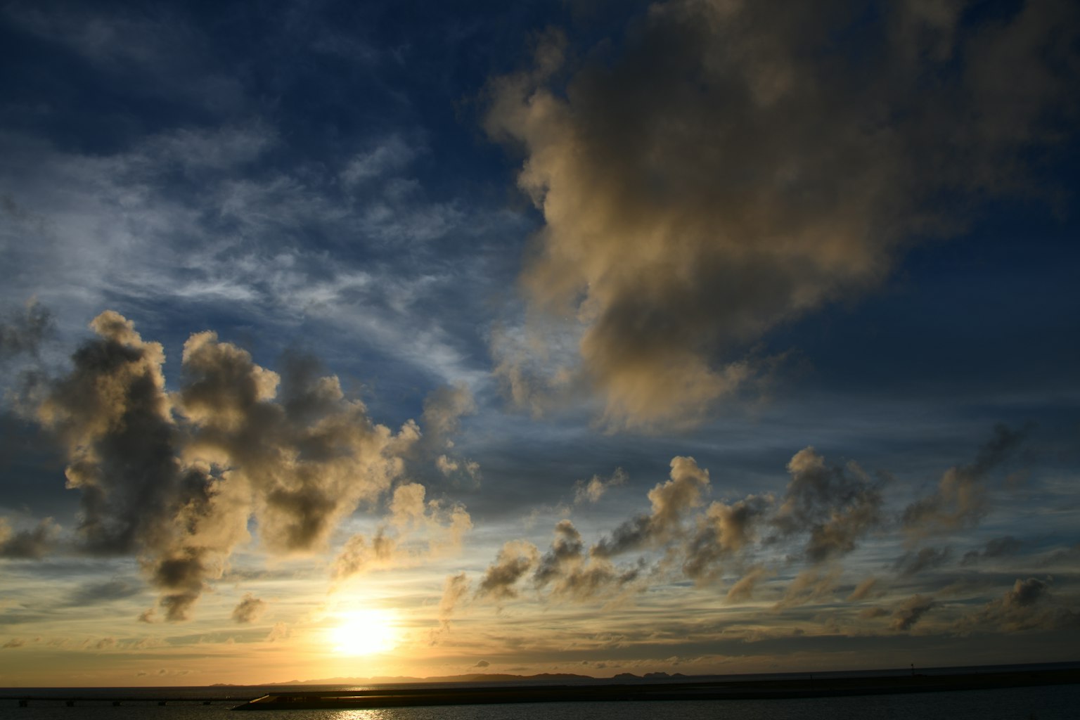 Langit senja dengan awan dan nuansa biru