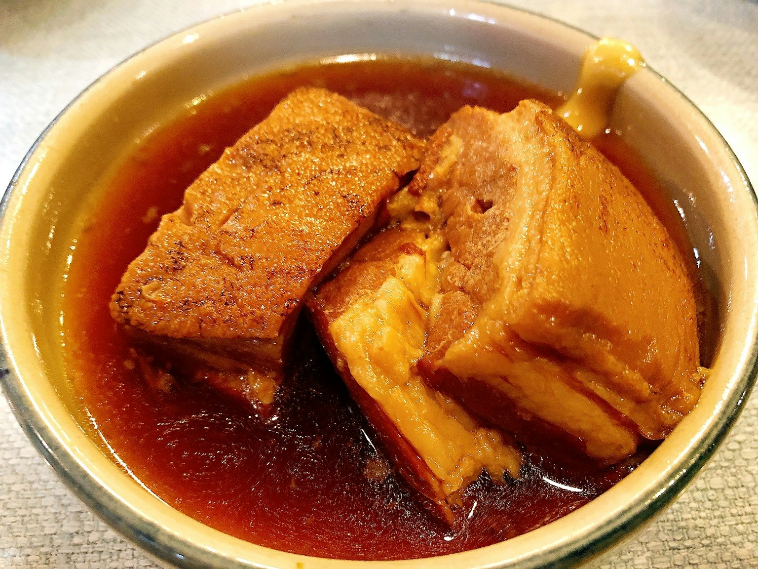 Schweinebauch in reicher Sauce geschmort