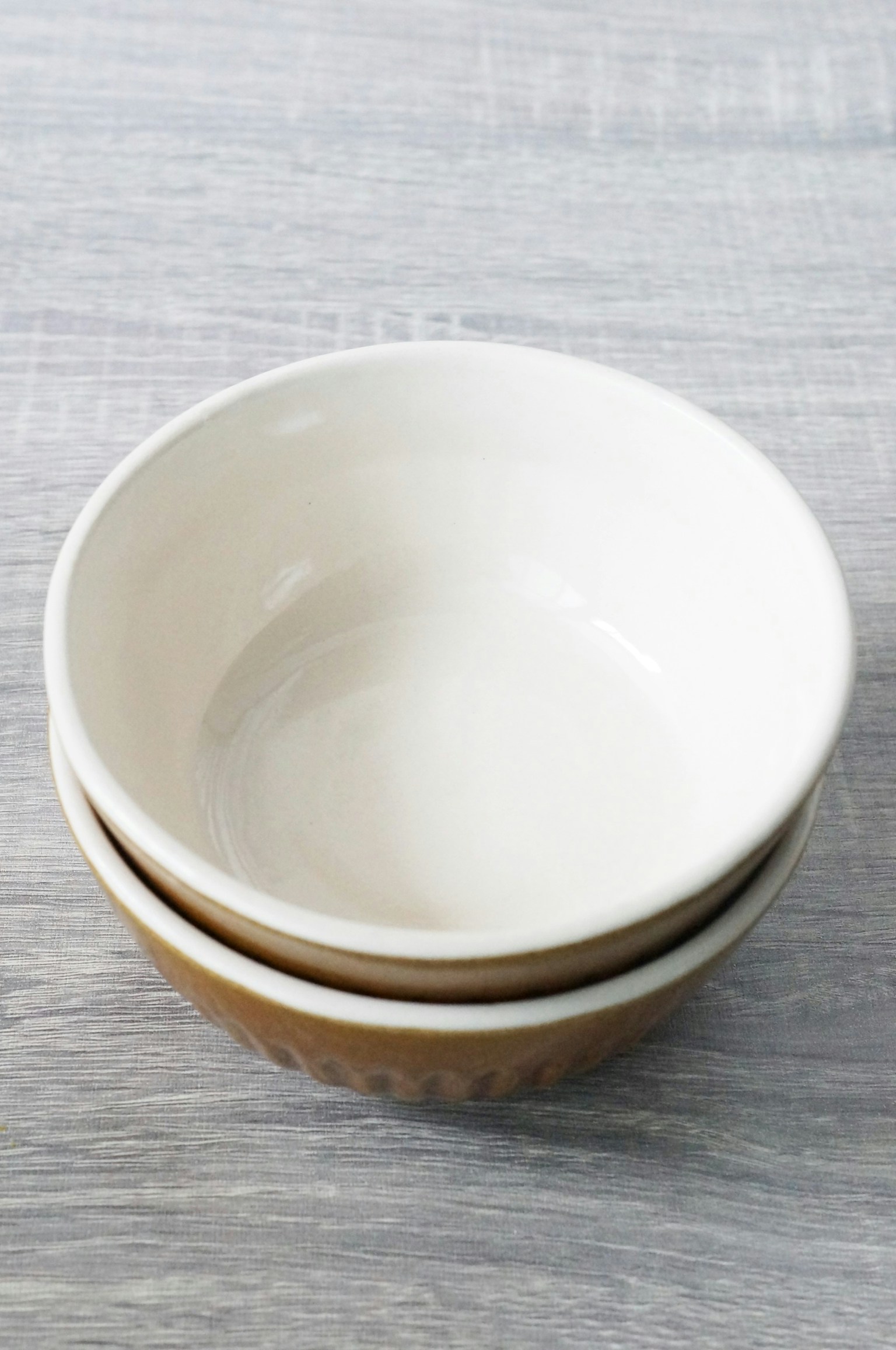 Ciotole impilate in un design minimalista