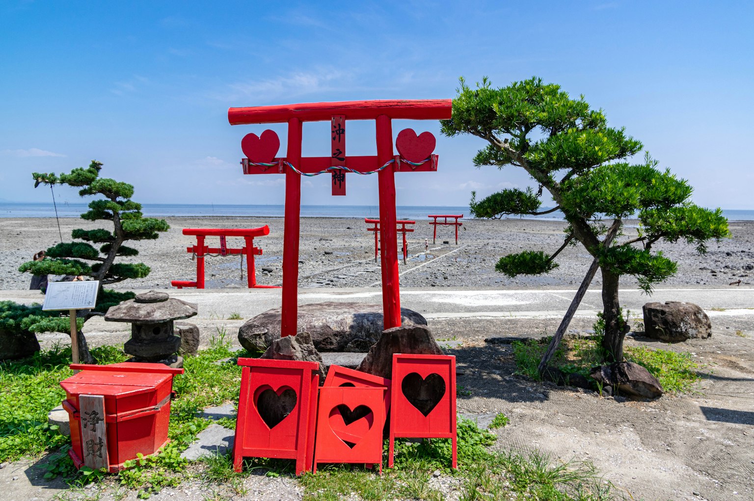 海边的红色鸟居和心形装饰的风景
