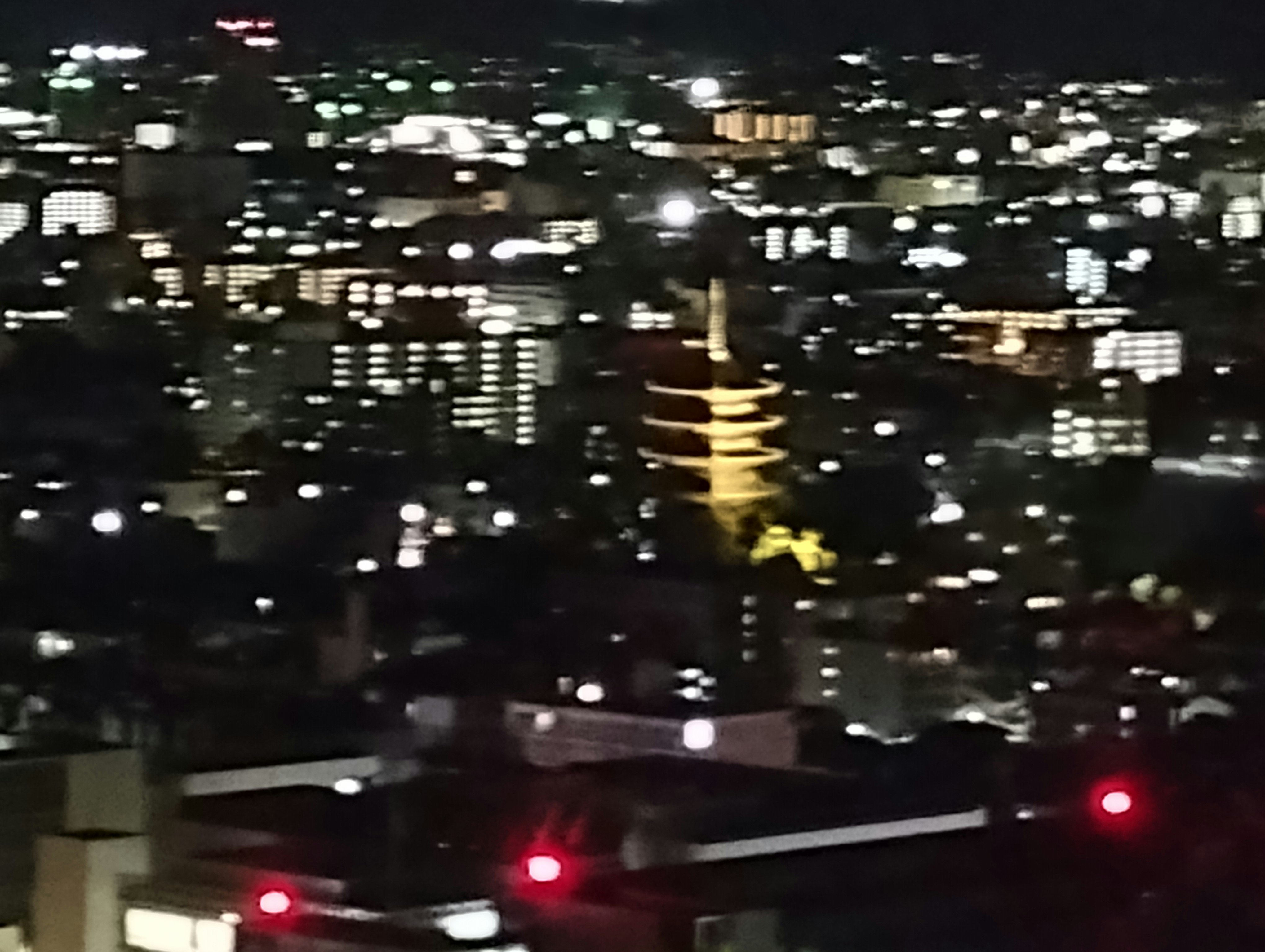 skyline cittadina notturna con luci luminose