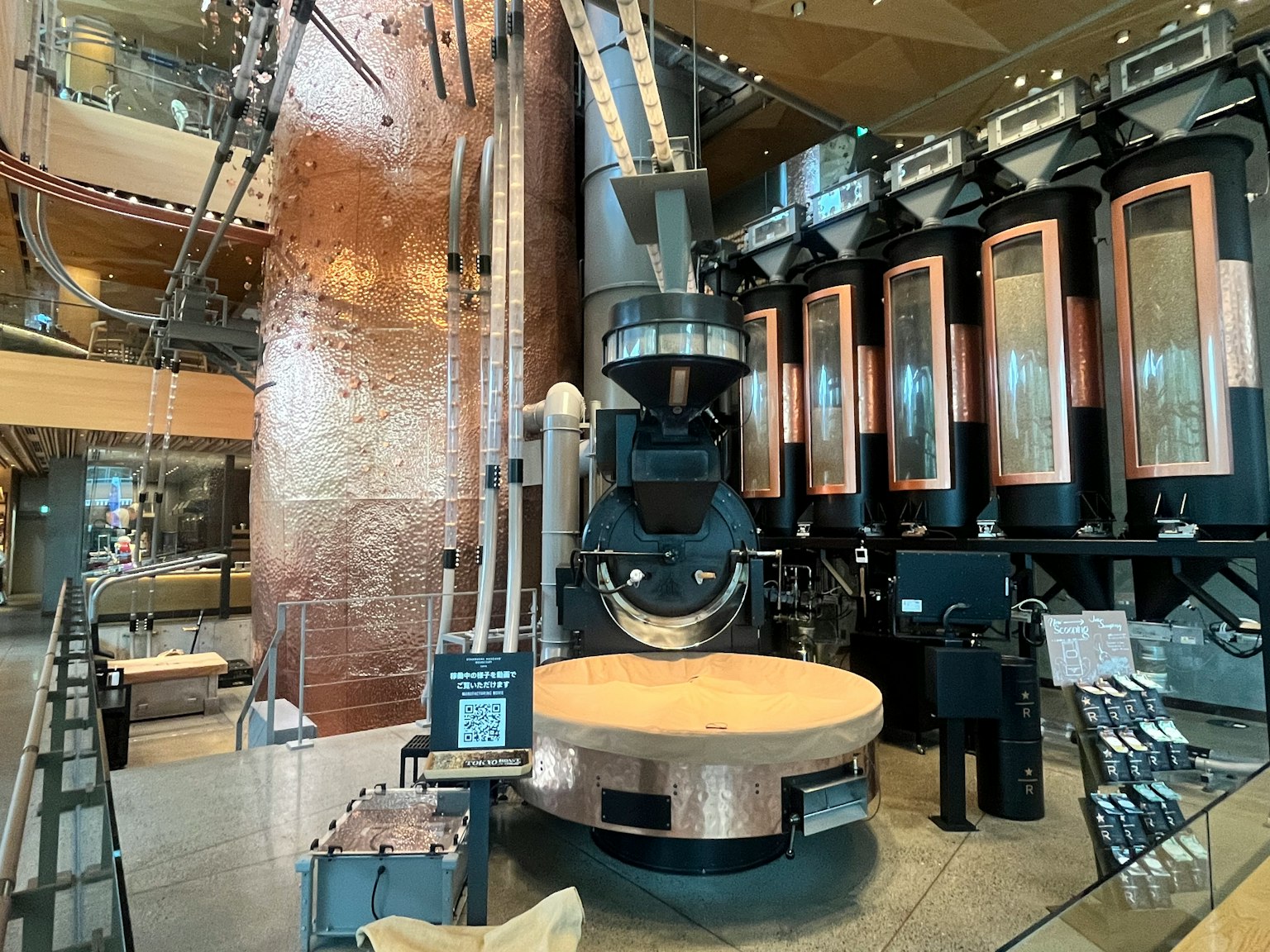 Machine à torréfier le café élégante avec un design intérieur moderne dans un café