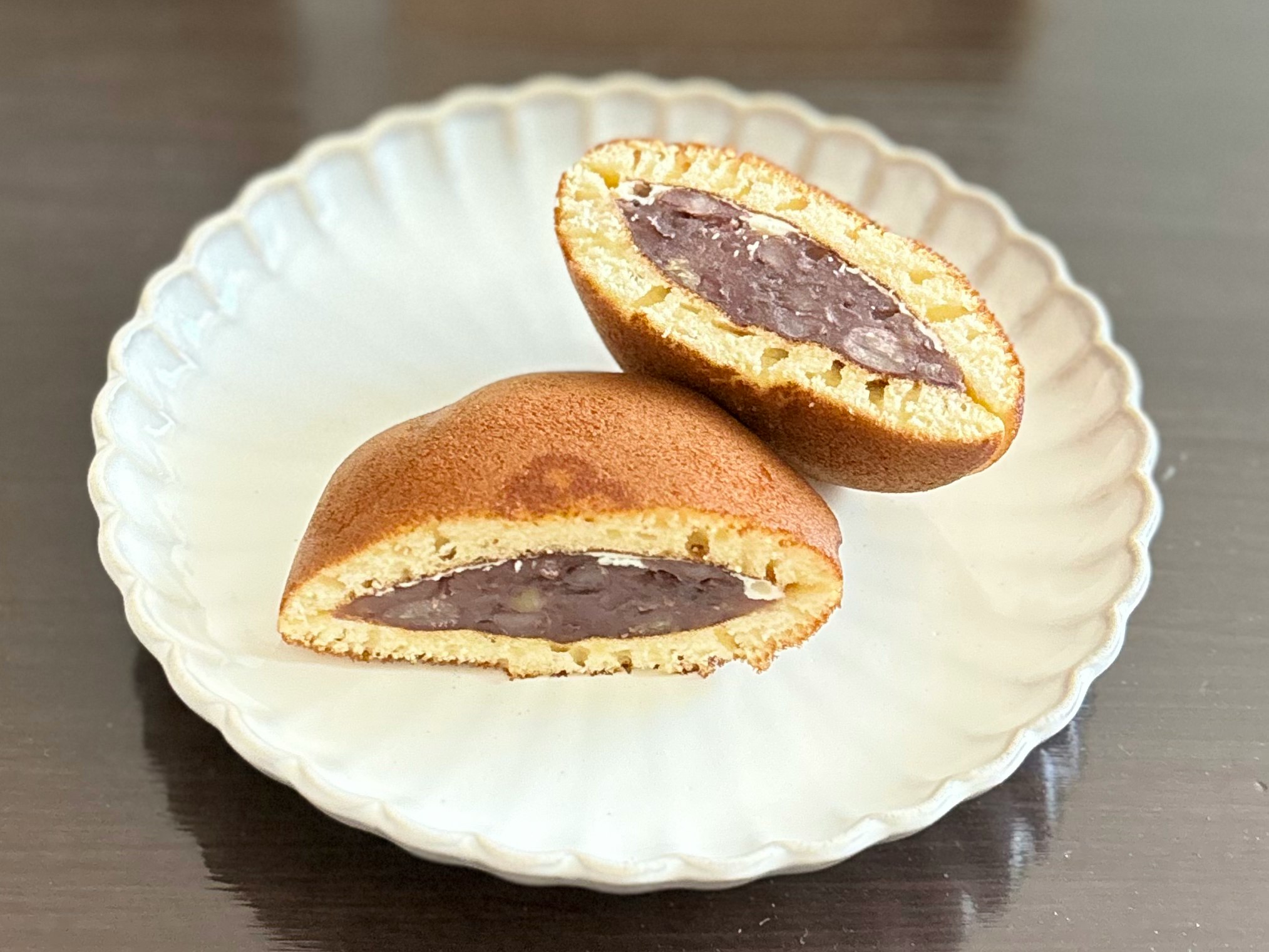 pasteles horneados en rodajas sobre un plato