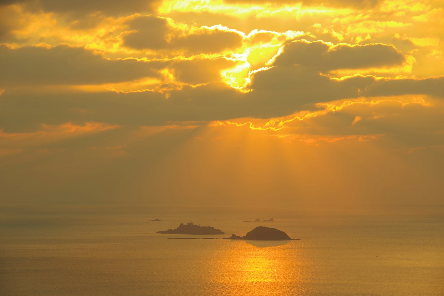 Schöne Sonnenuntergangsansicht mit kleinen Inseln und schimmerndem Meer