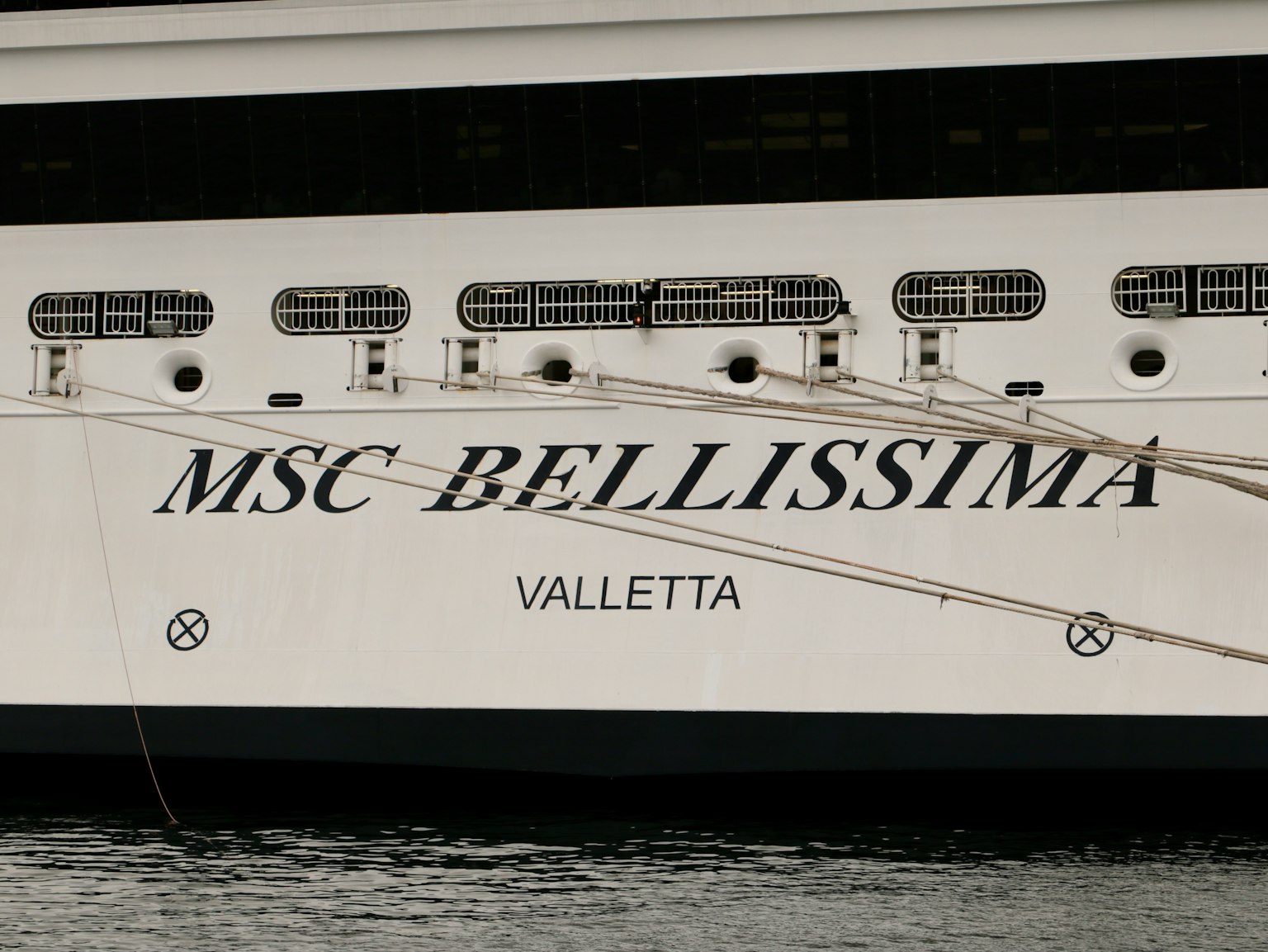 ชื่อ MSC Bellissima ที่แสดงอยู่ด้านข้างเรือสำราญ