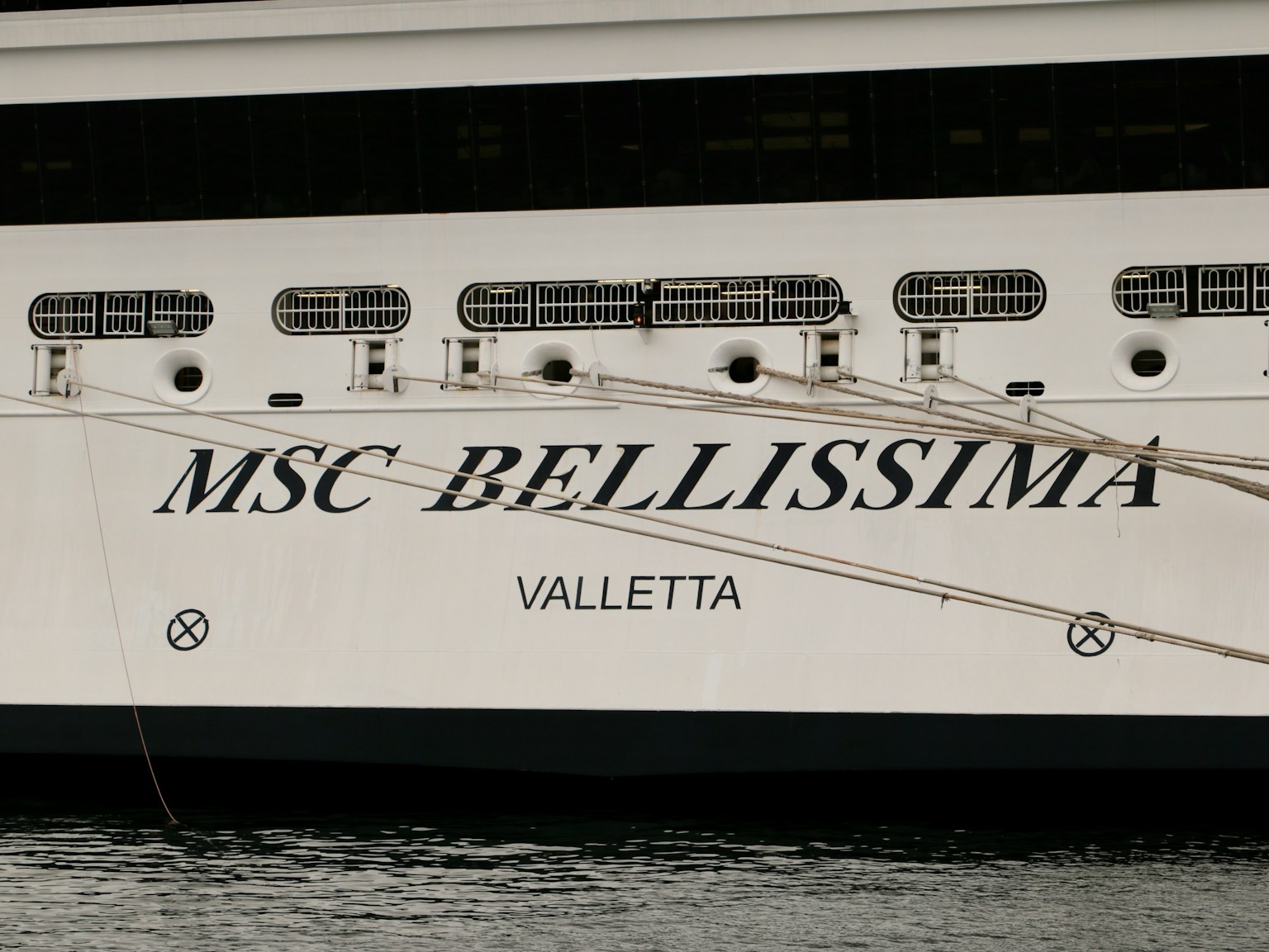 Nama MSC Bellissima yang ditampilkan di sisi kapal pesiar