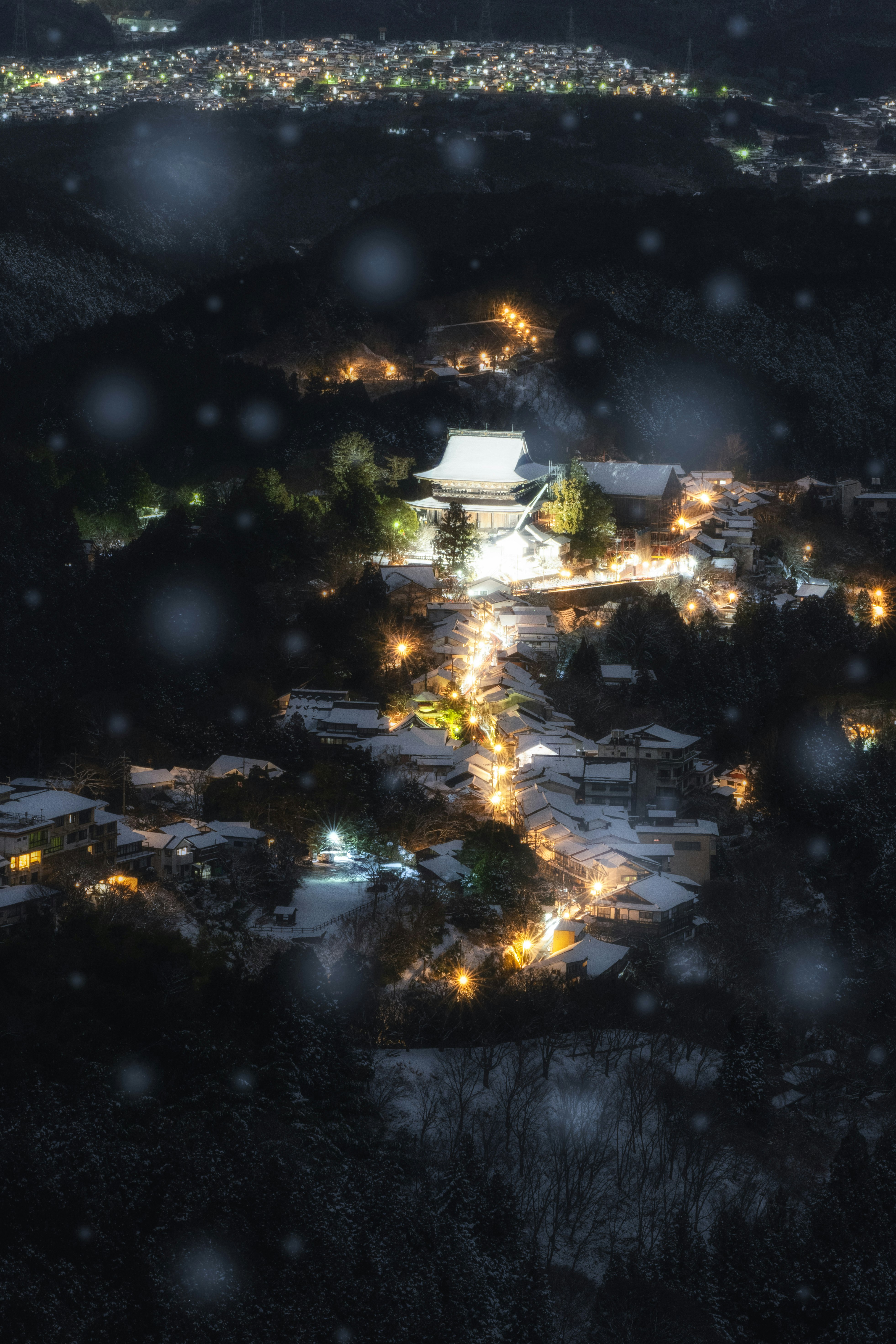 下雪的夜晚，古城灯火的俯瞰景
