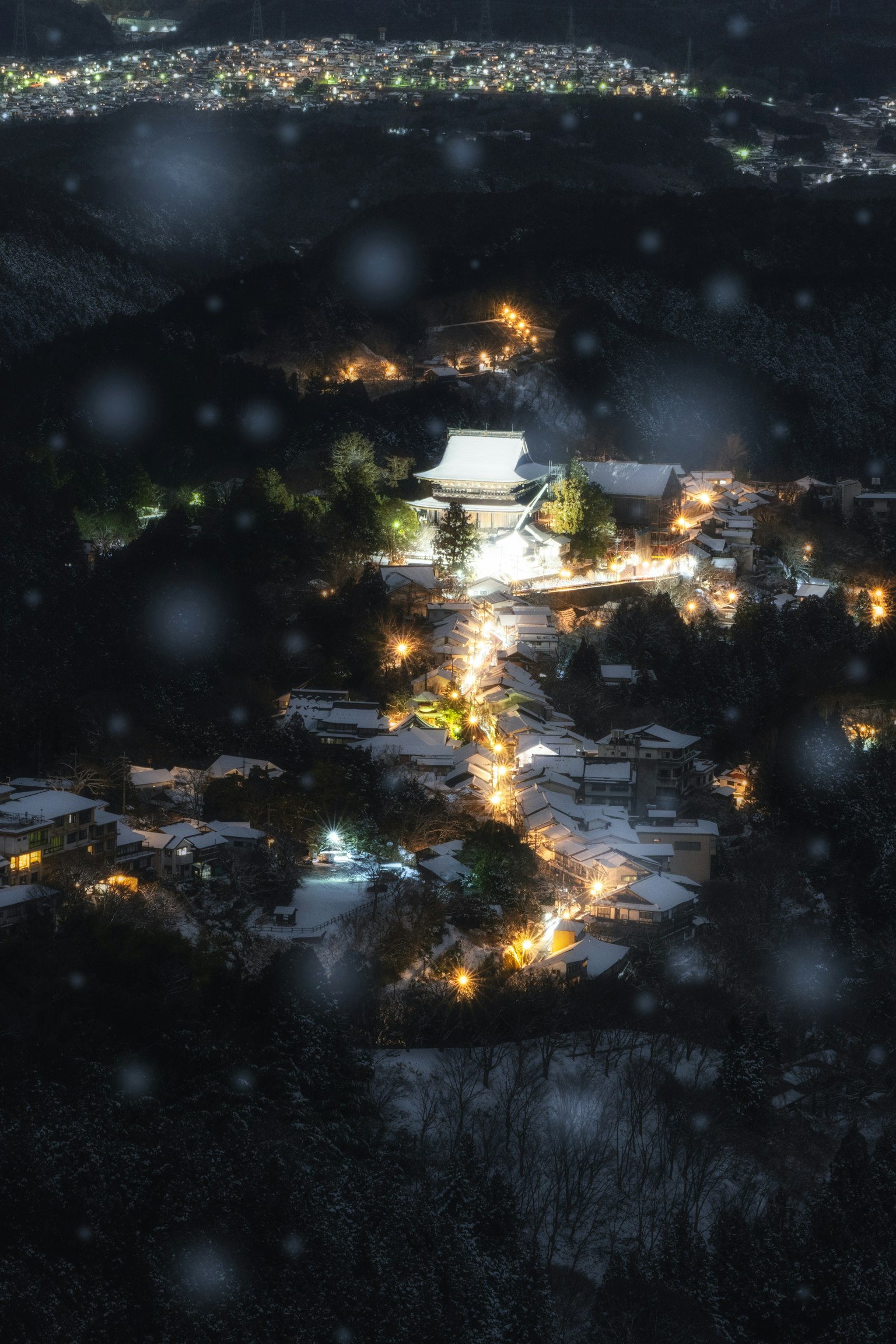 被雪覆蓋的寺廟夜景和照明小路