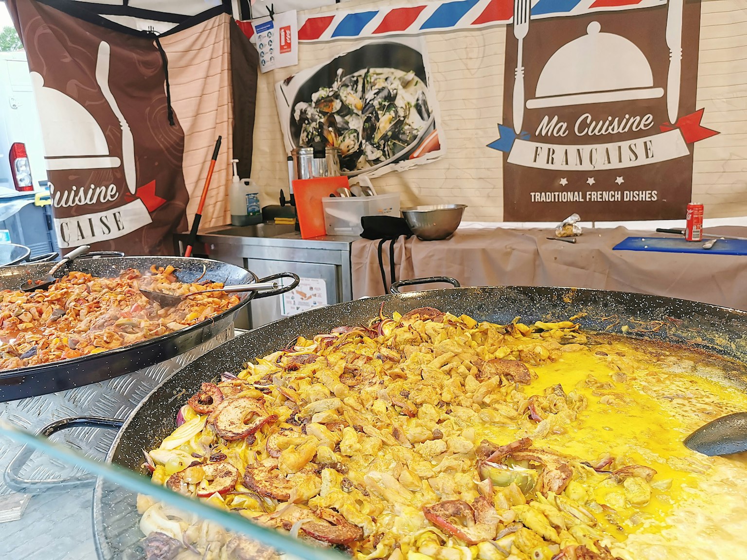 在法國美食攤位烹飪的大型海鮮飯鍋
