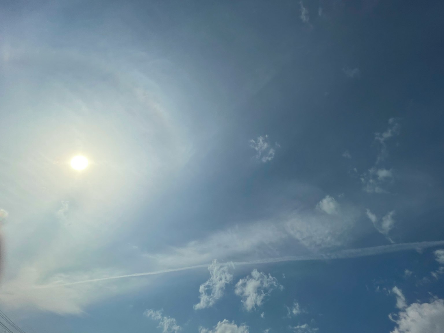 明亮的天空，太陽與白雲