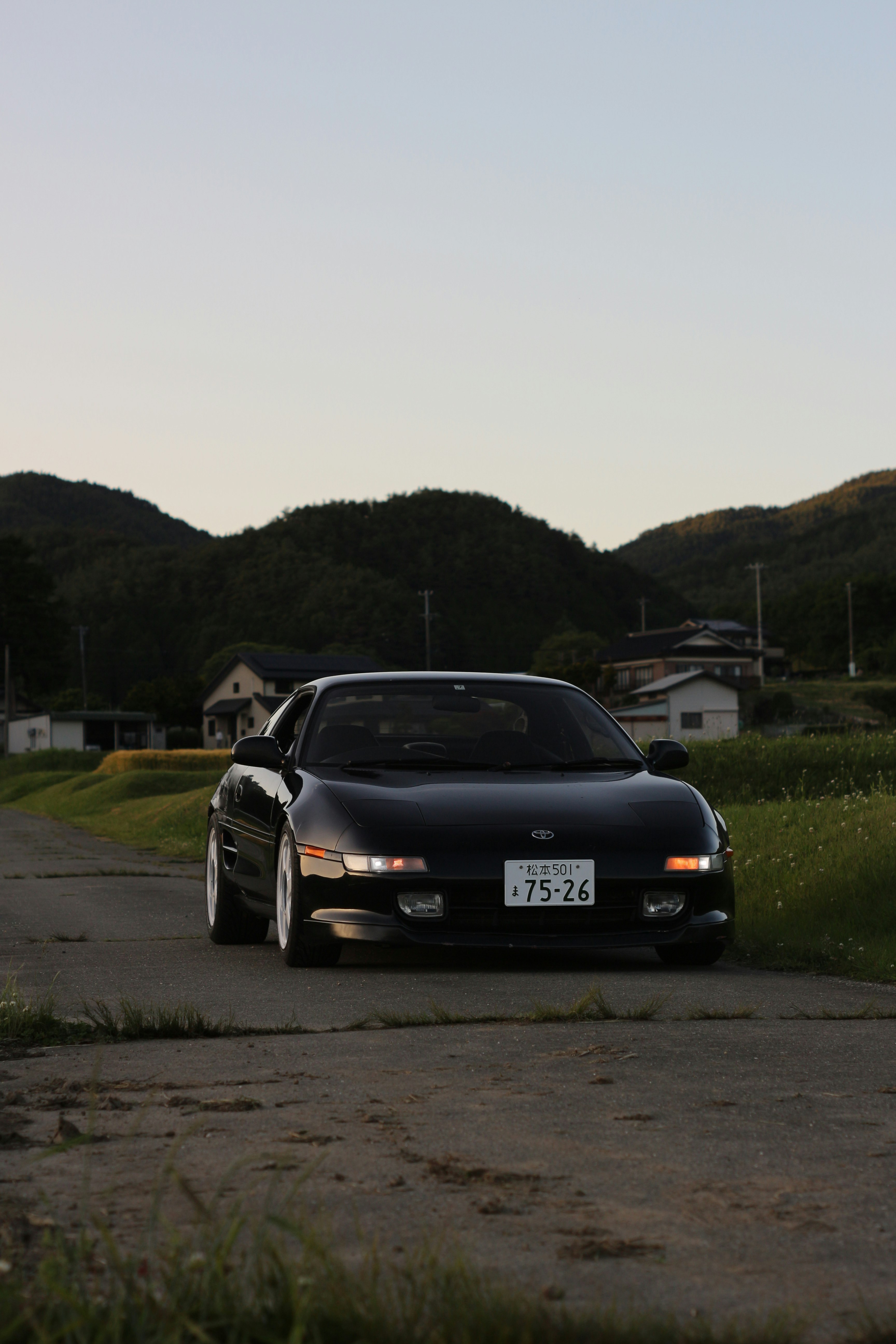 田園の道を走るクラシックカー