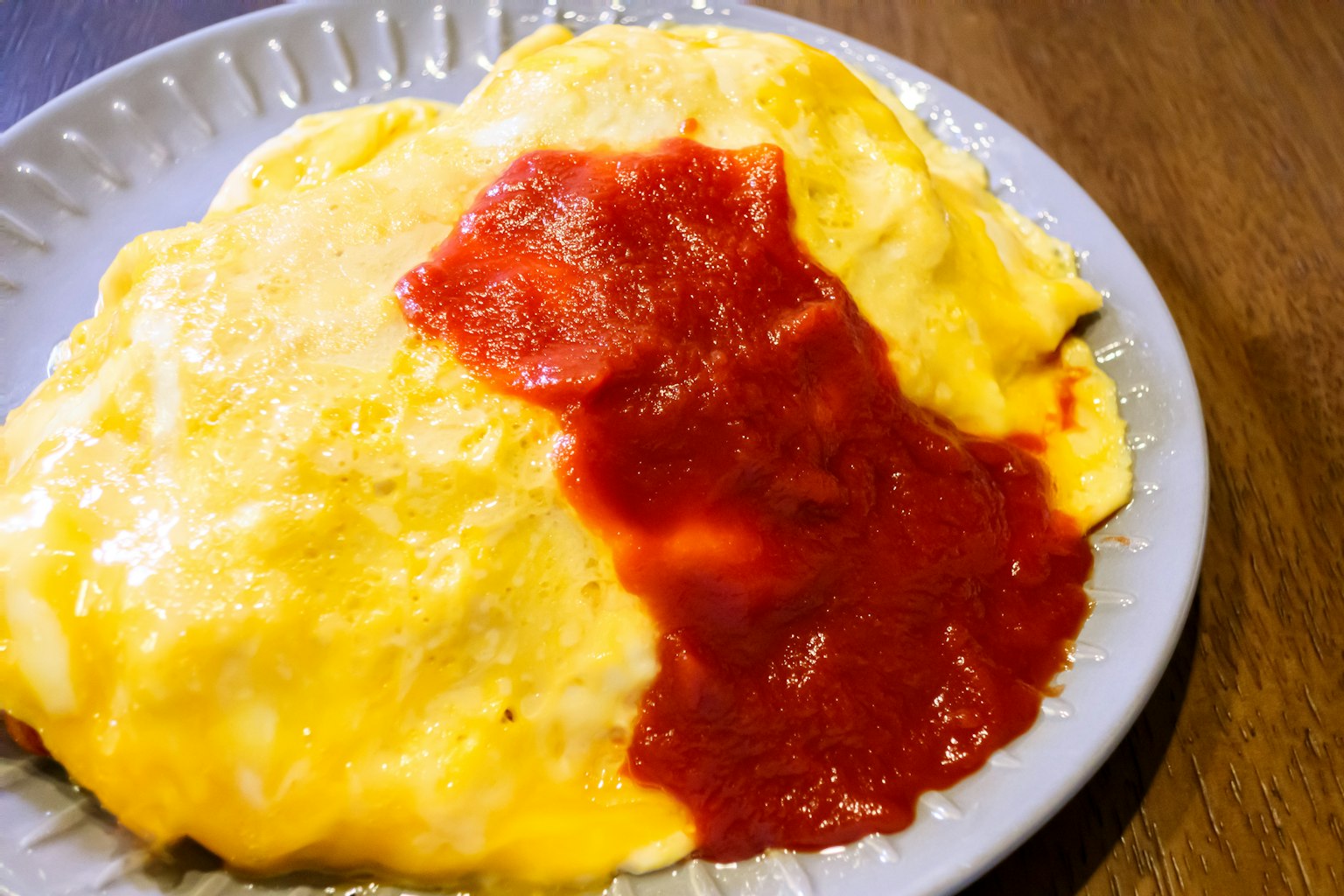 Omelettereis mit rotem Ketchup auf einem Teller