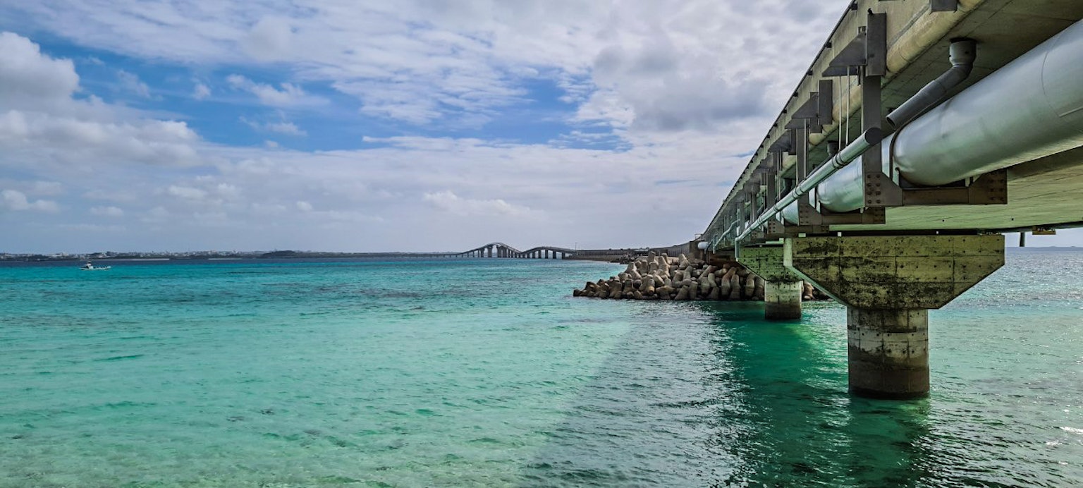 Vista panoramica di un ponte su acqua turchese con cielo sereno