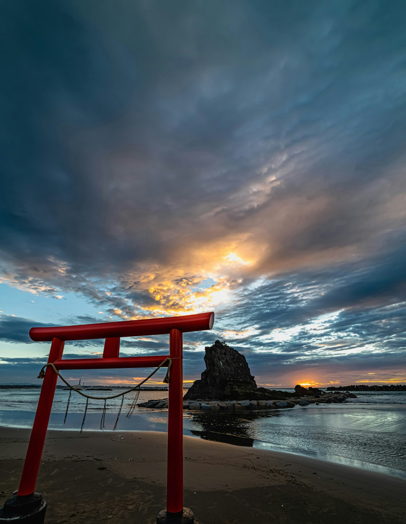 紅色鳥居與海岸景色和美麗的日落