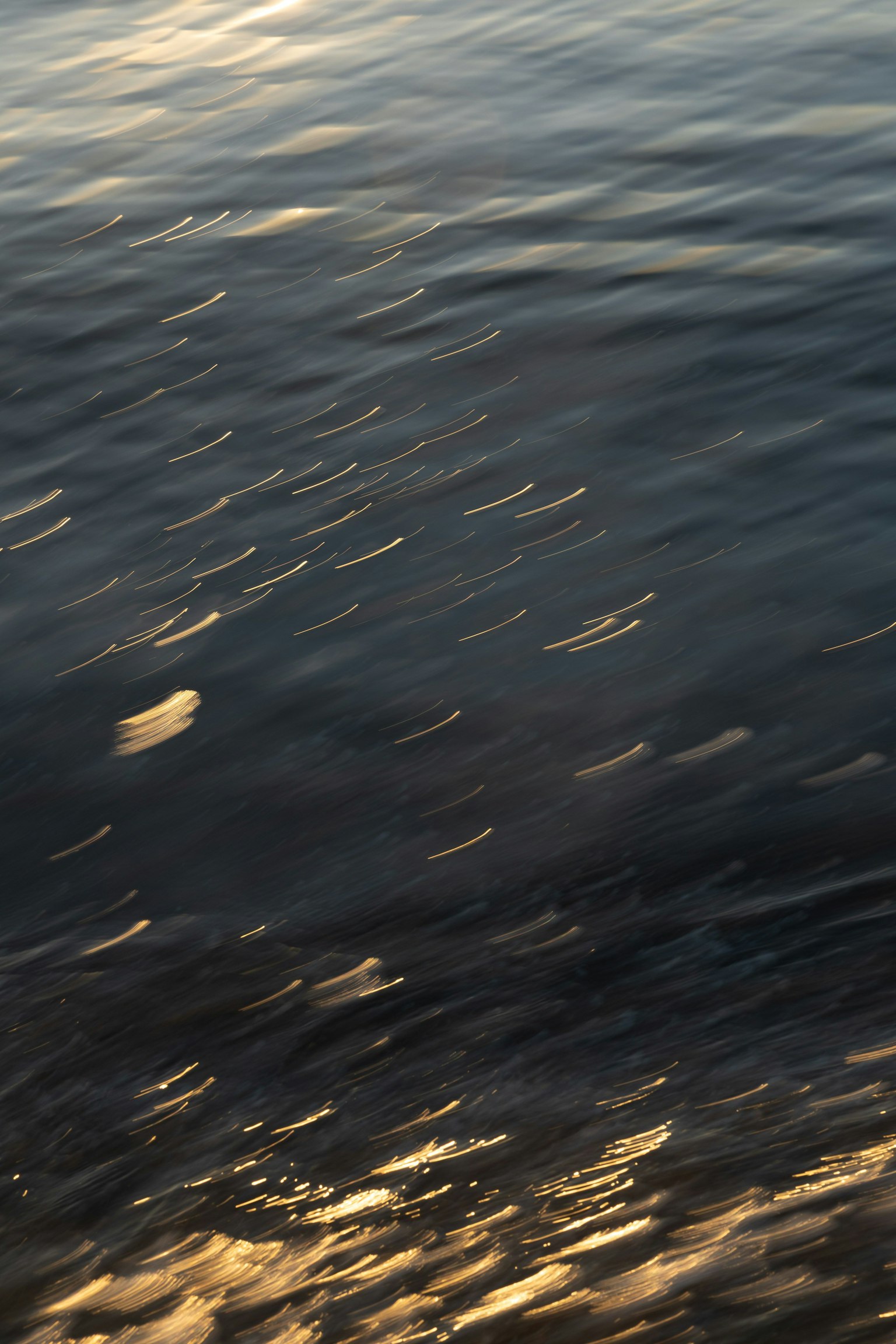 Imagen abstracta de la superficie del agua con ondas y reflejos de luz