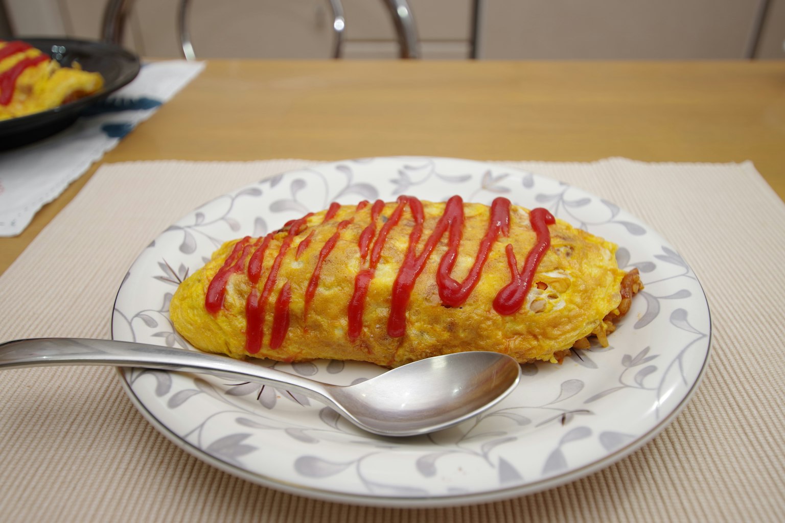 Omelette-Reis mit lebhaftem Ketchup auf einem weißen Teller