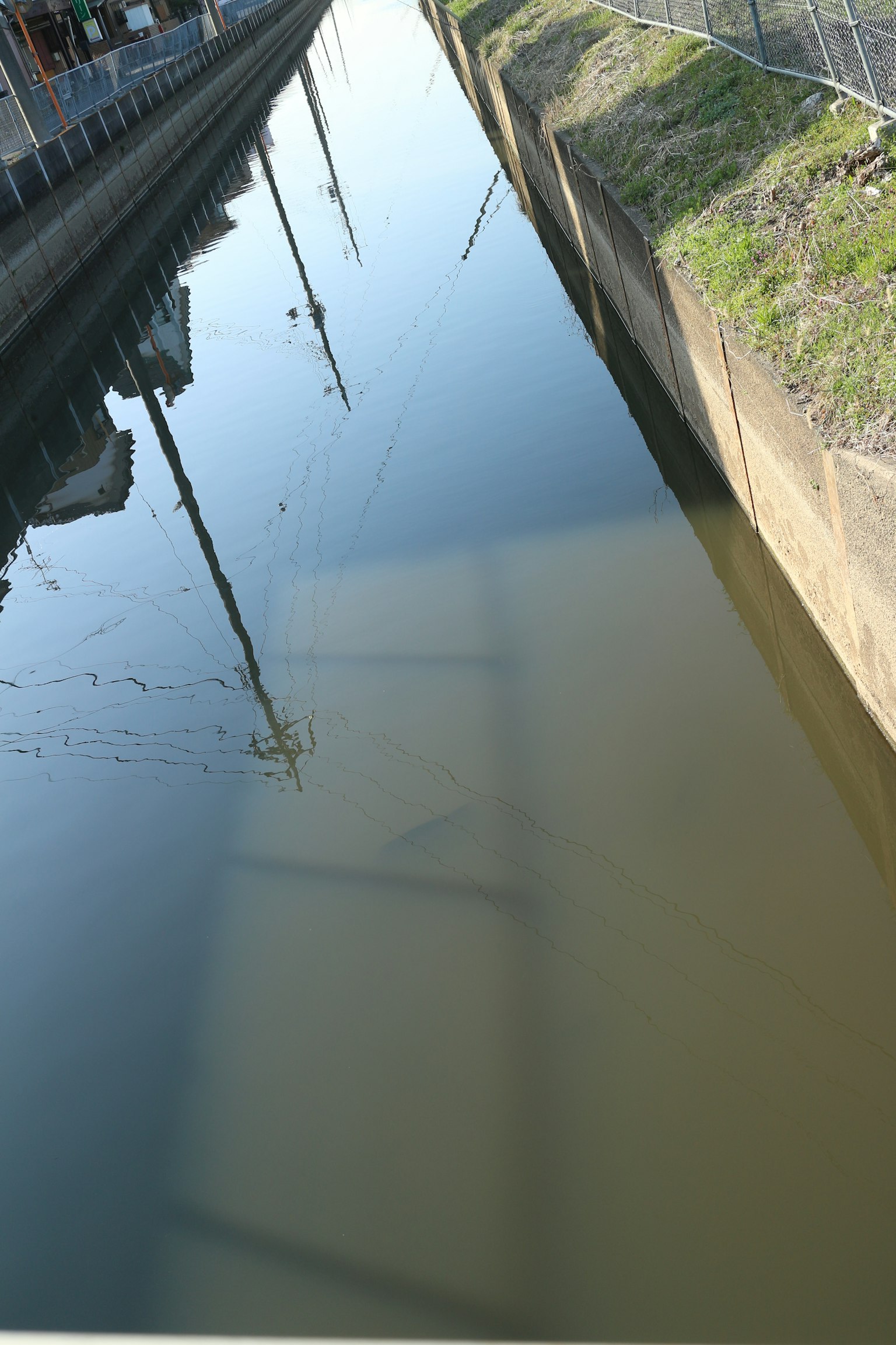Una escena de canal tranquila con reflejos en la superficie del agua