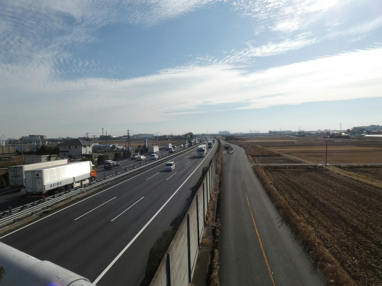 Autopista amplia con vista de un paisaje rural y un túnel
