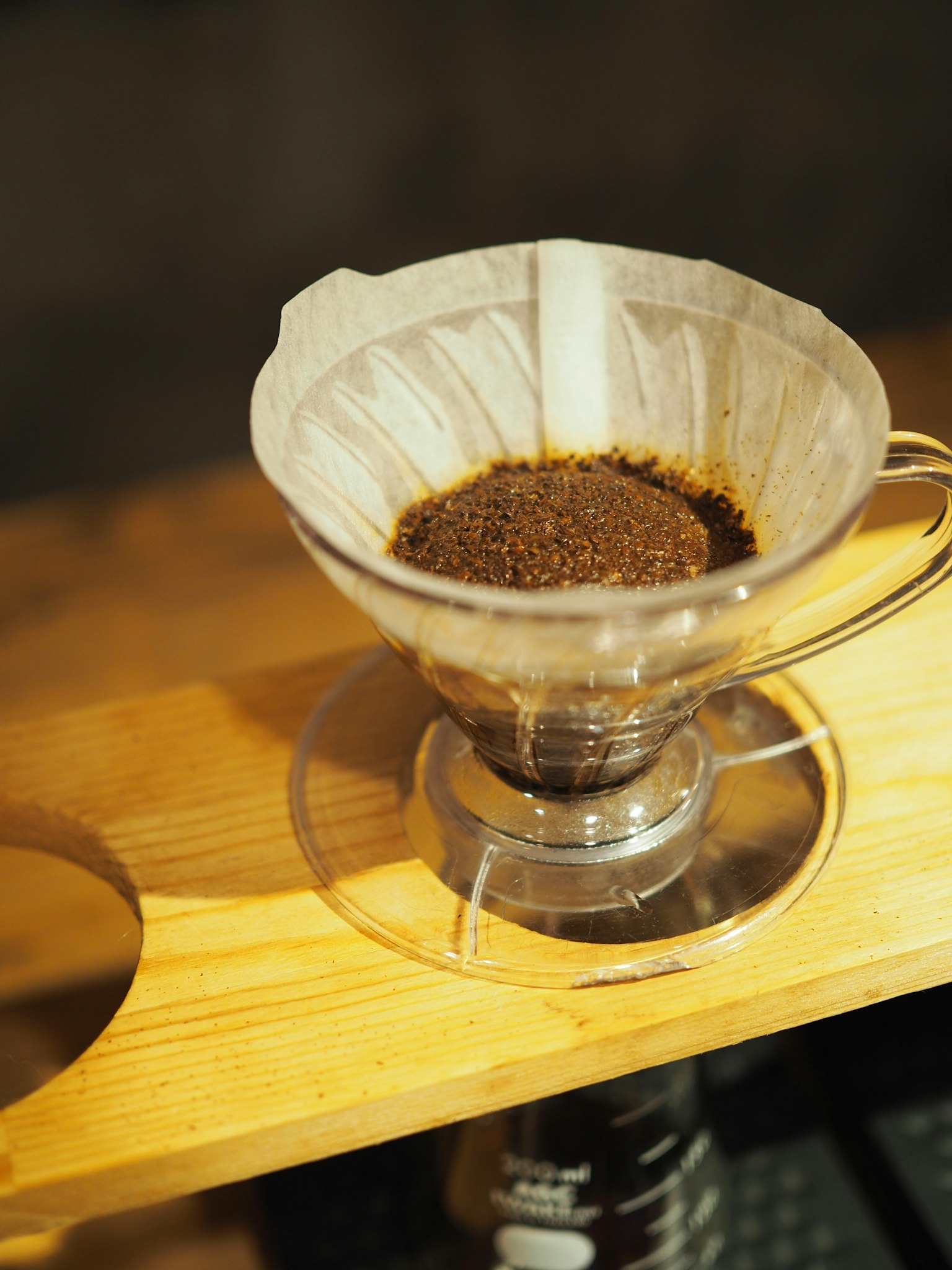 コーヒーを淹れるためのドリッパーと挽いたコーヒー豆