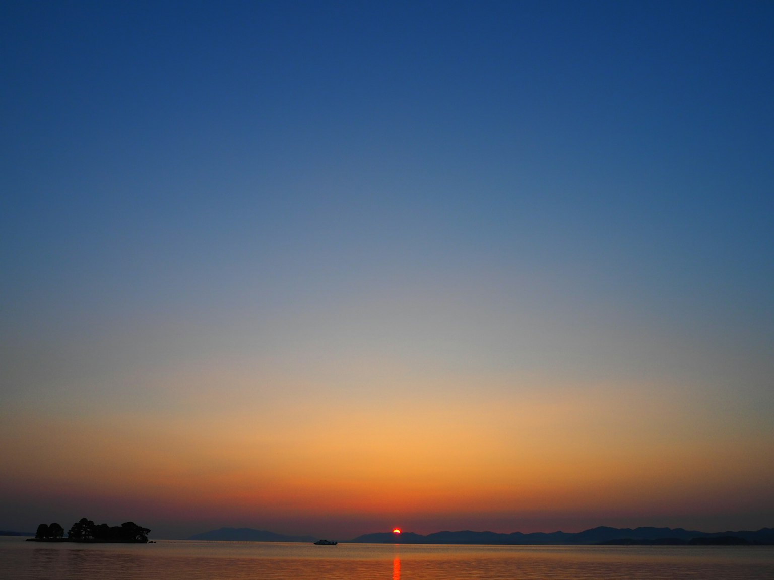 Hermoso atardecer reflejándose en un lago tranquilo