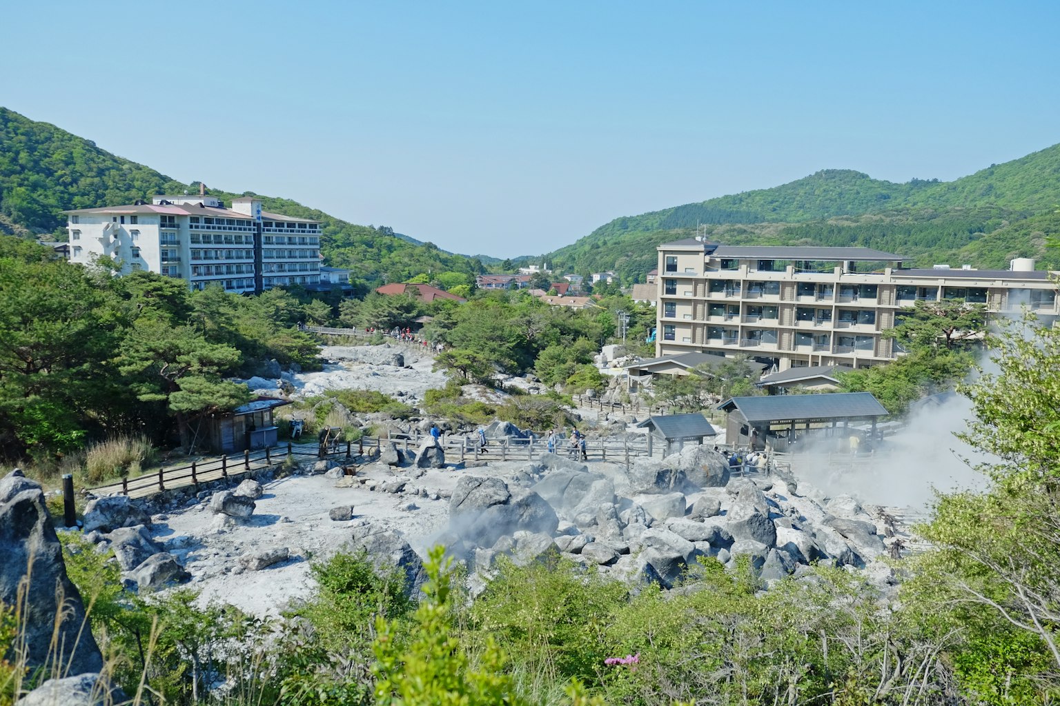 温泉区域的风景和背景山脉