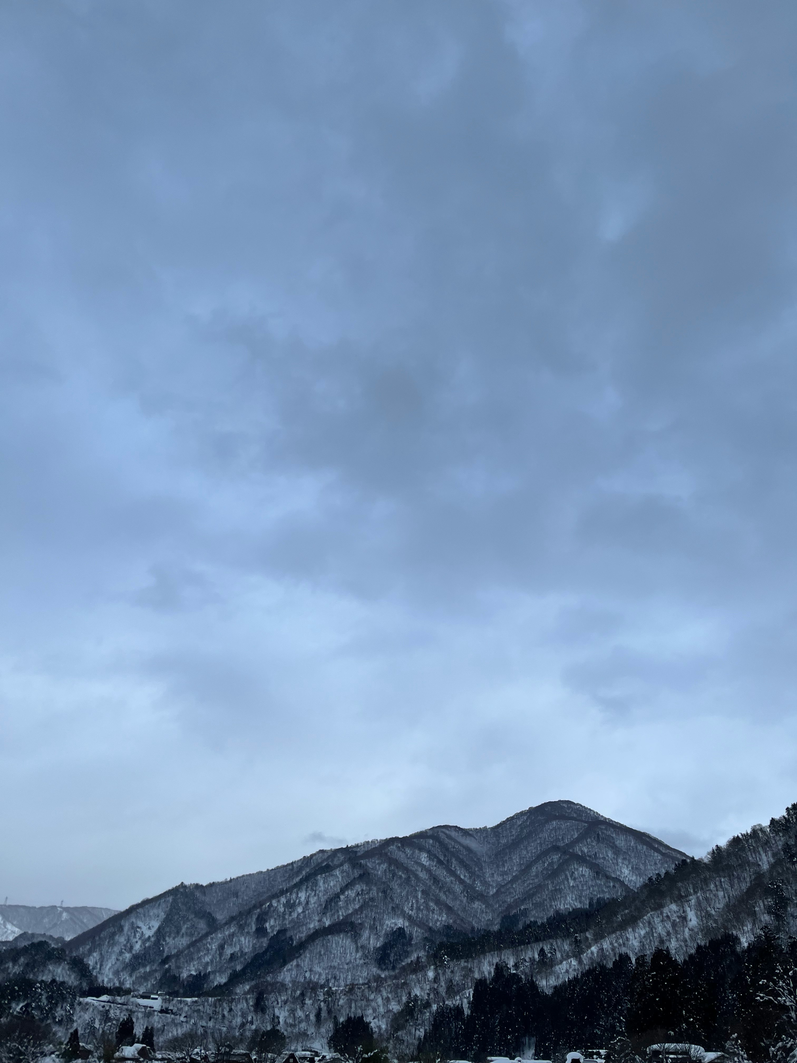 雲の下に広がる山並みの風景