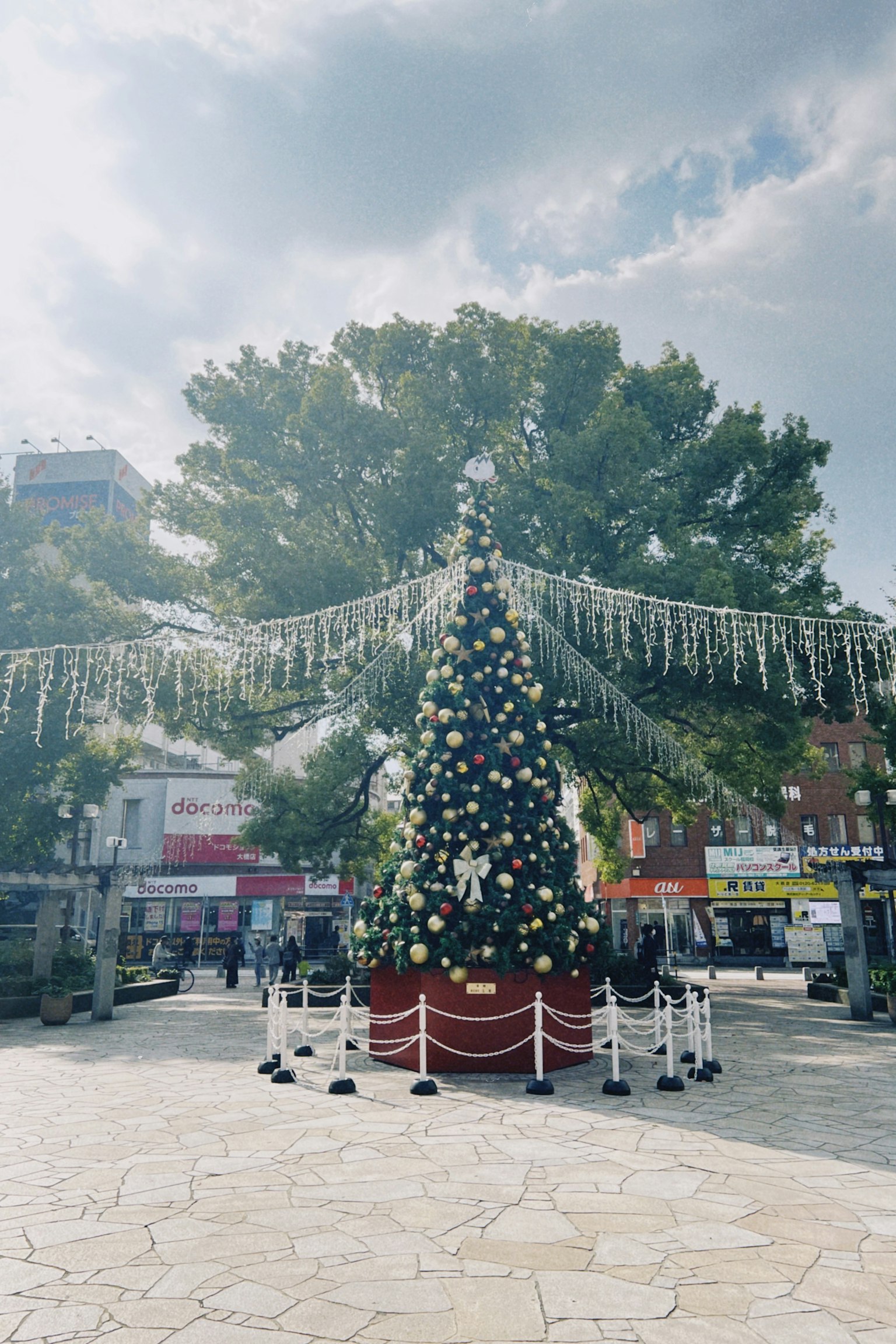Un albero di Natale decorato in una piazza pubblica