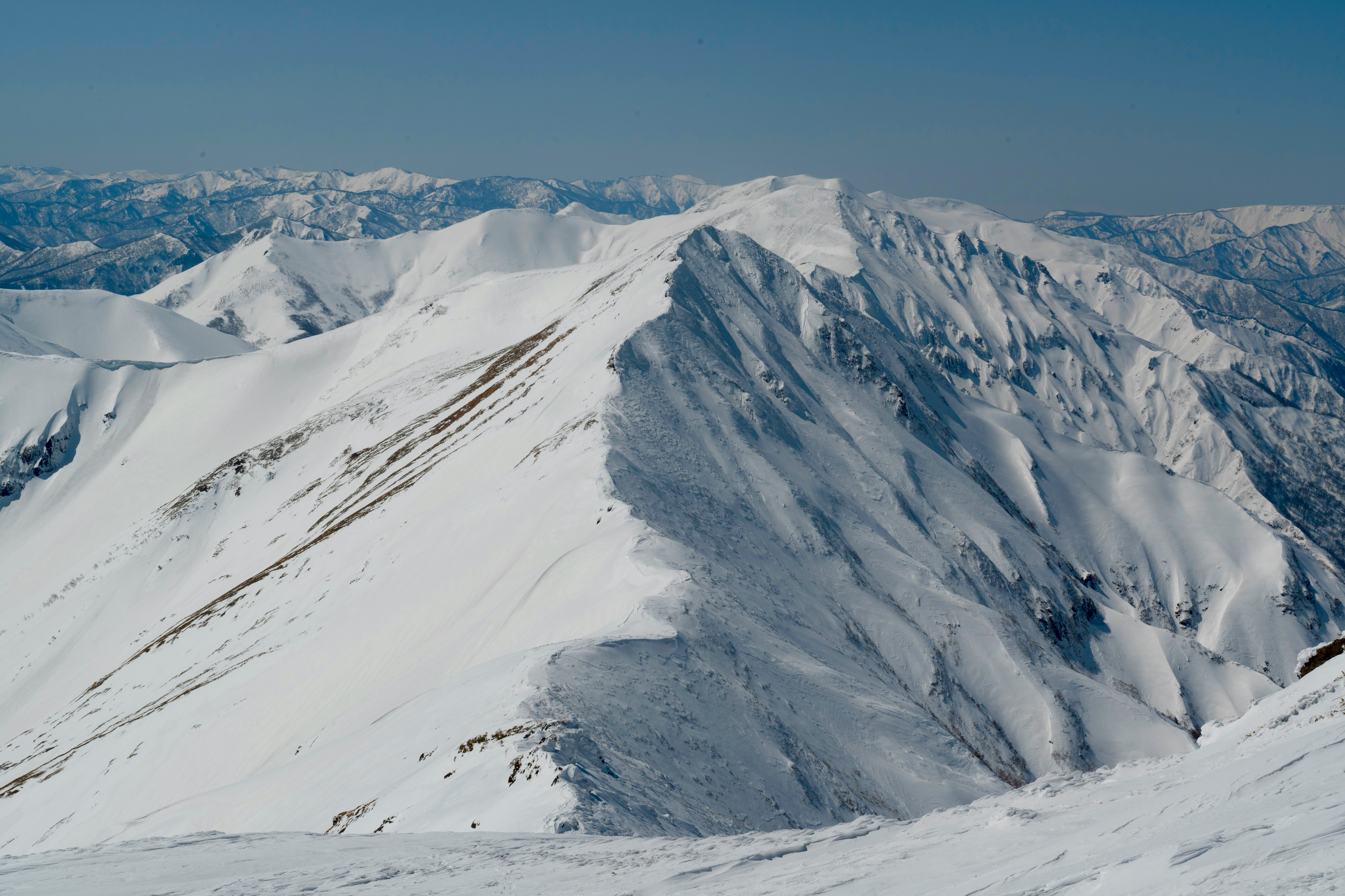 vue sur des crêtes et sommets enneigés