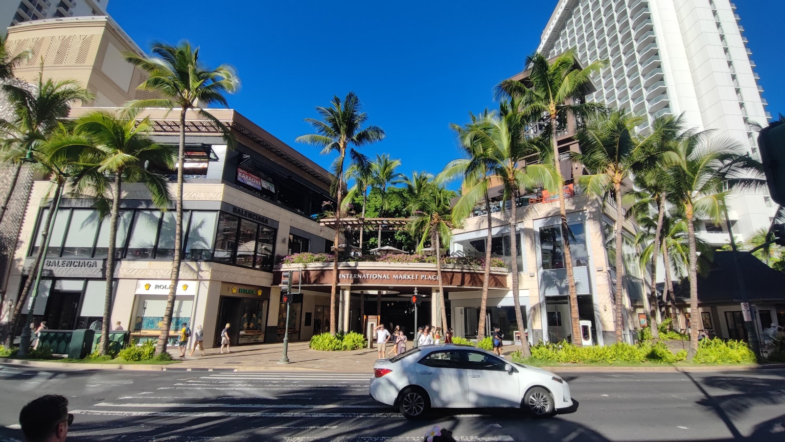 Scène d'une zone commerciale à Waikiki Hawaï avec ciel bleu et palmiers