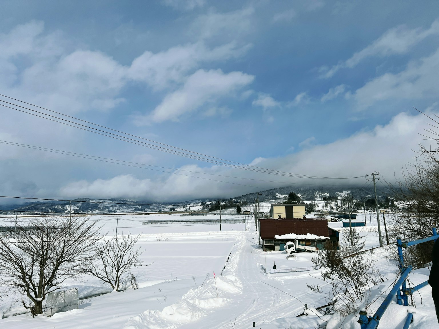 雪覆蓋的風景與藍天和雲朵