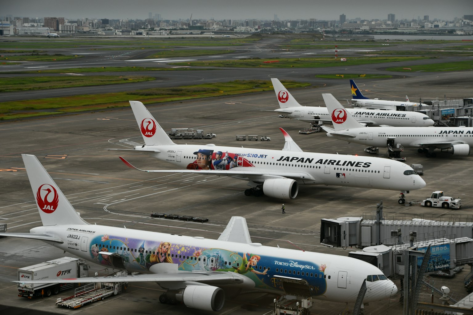 Máy bay Japan Airlines xếp hàng tại sân bay