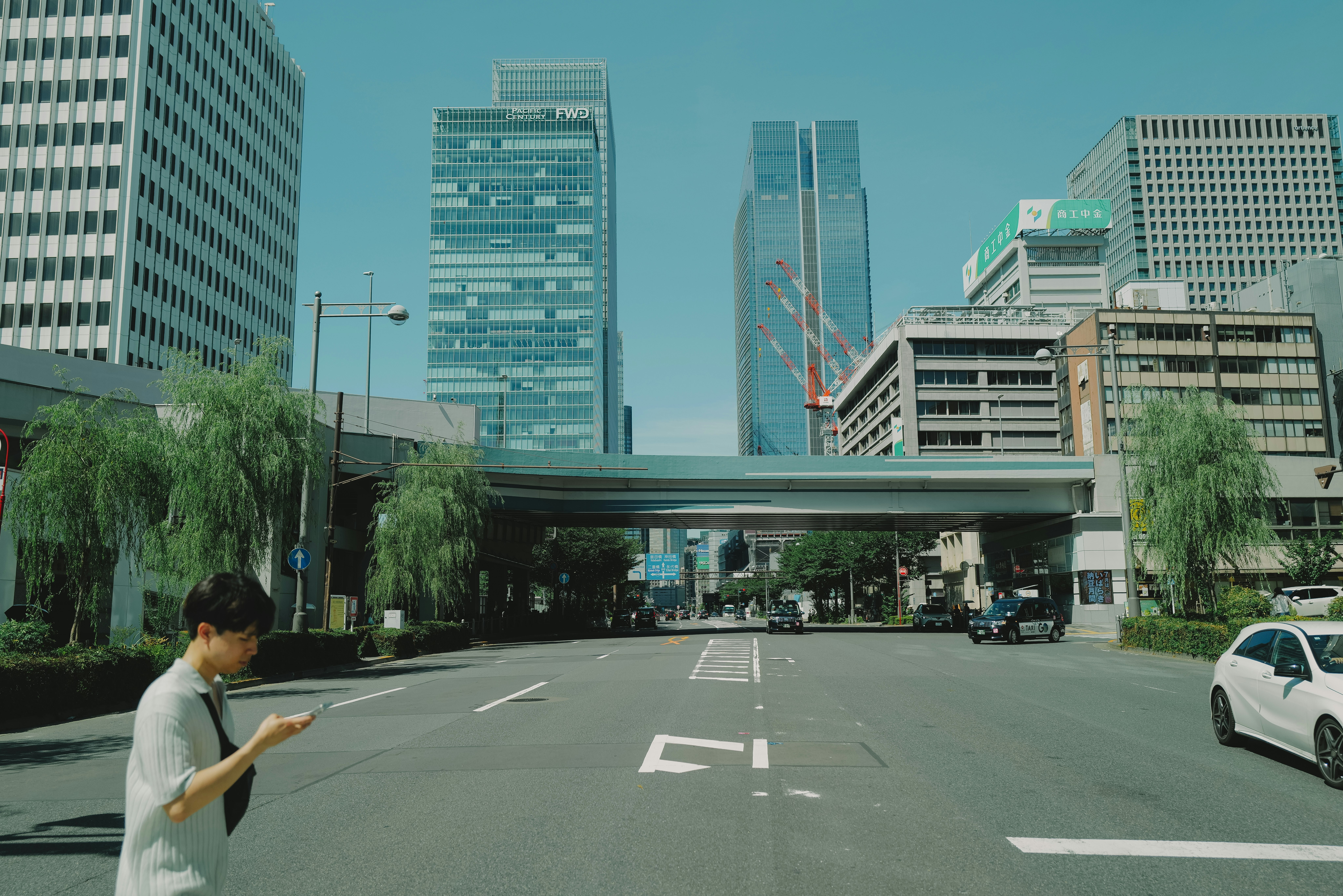 高樓環繞的城市大道與車道