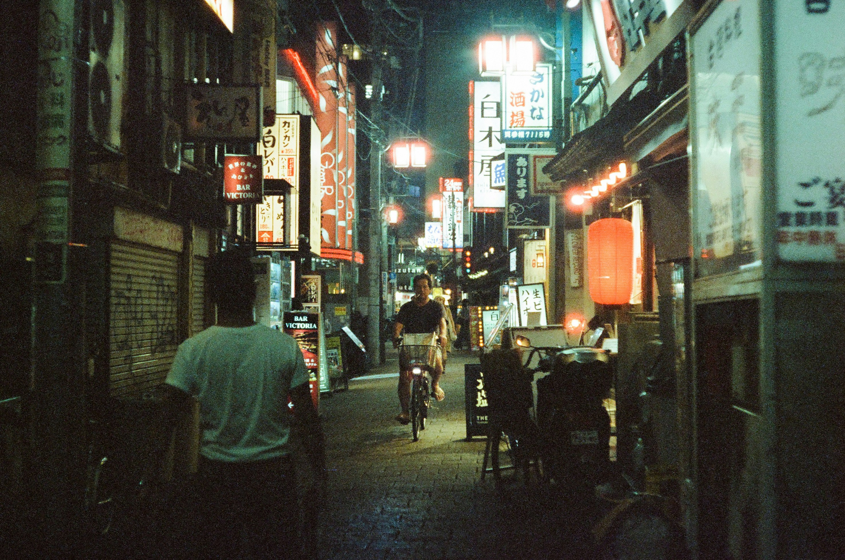 夜晚狹窄商業巷道的招牌與燈籠