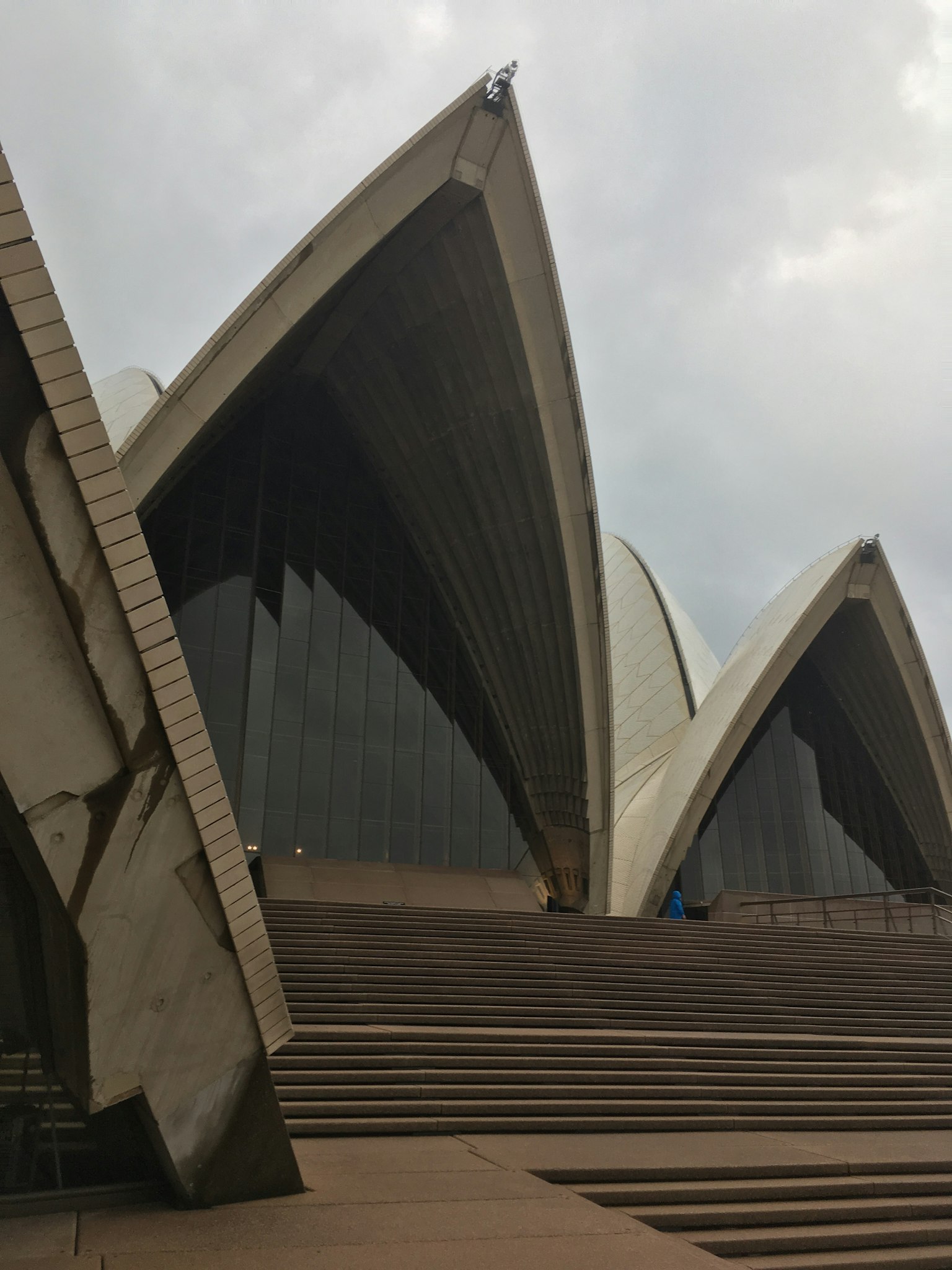 Close-up dari eksterior unik Sydney Opera House