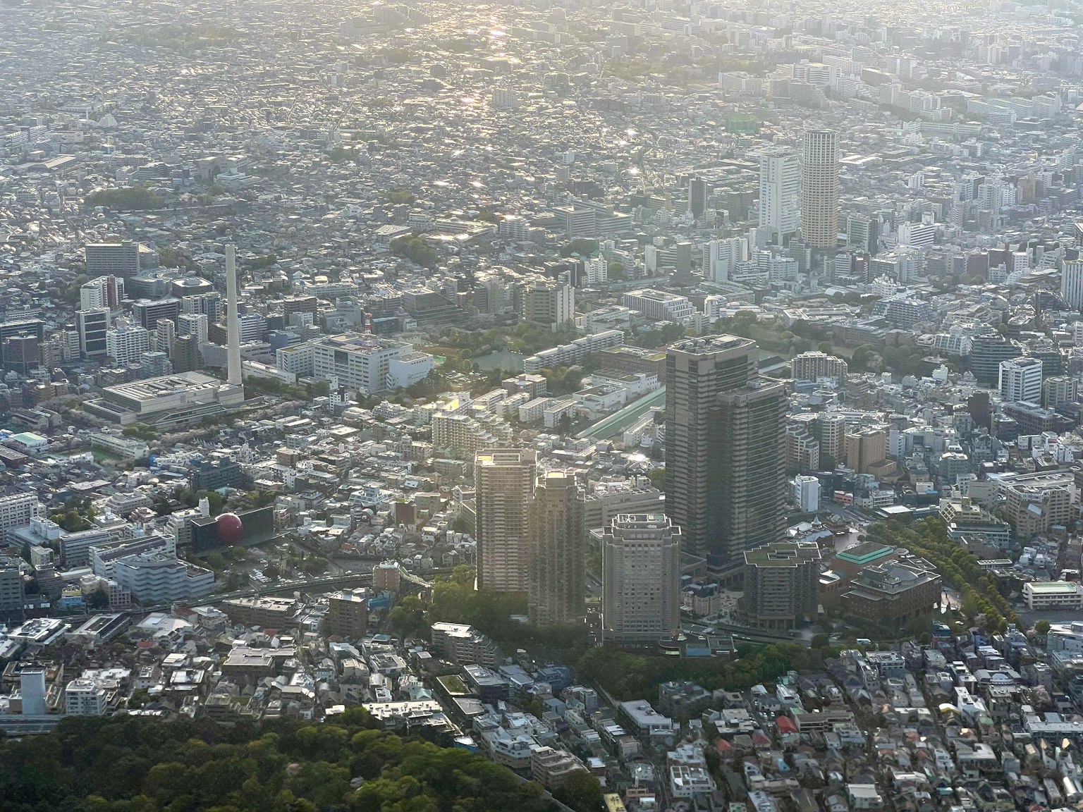 Vista aerea di un paesaggio urbano con grattacieli e aree residenziali