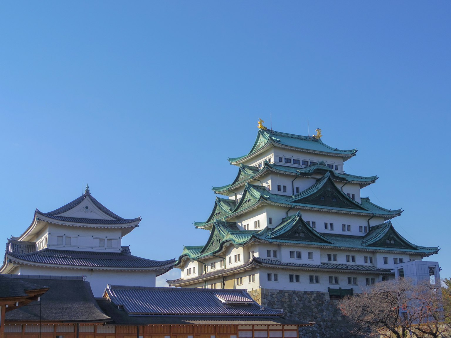 名古屋城的美麗景觀與晴朗的藍天