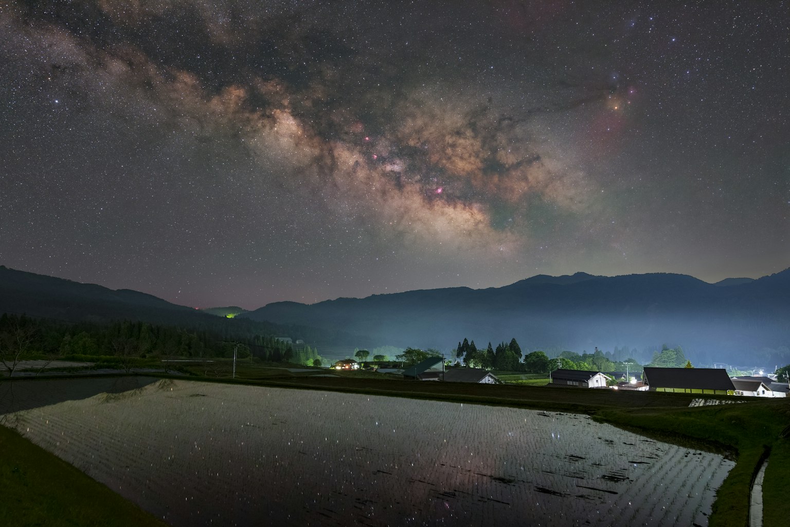 壮观的夜景,银河横跨乡村地区