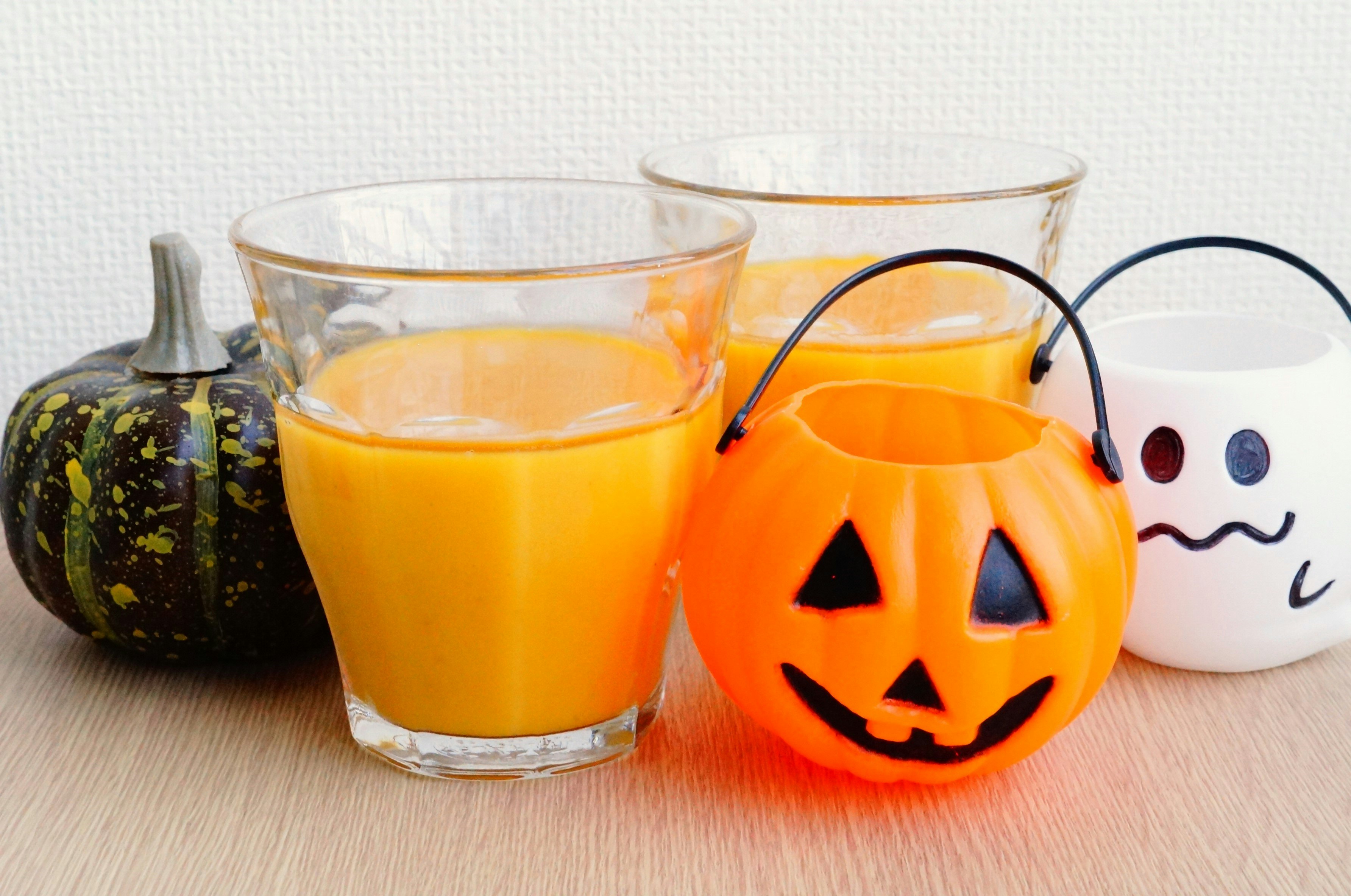 Nước cam kiểu Halloween và đồ trang trí hình bí ngô trên bàn