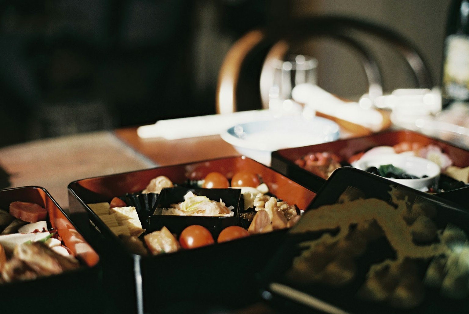 Una caja bento bellamente dispuesta con varios platos japoneses