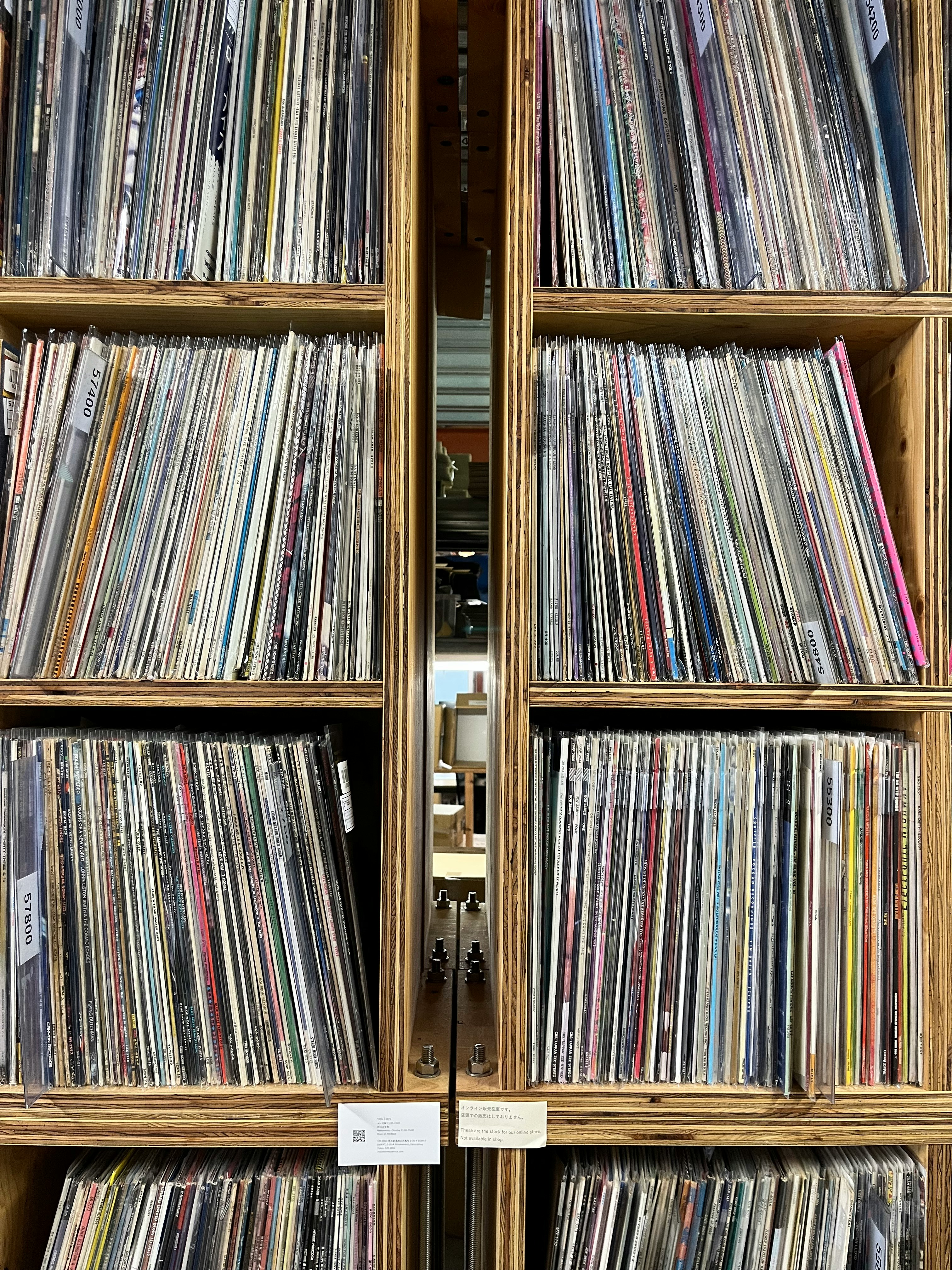 本棚に並ぶカラフルなレコード（CD）ジャケットの棚