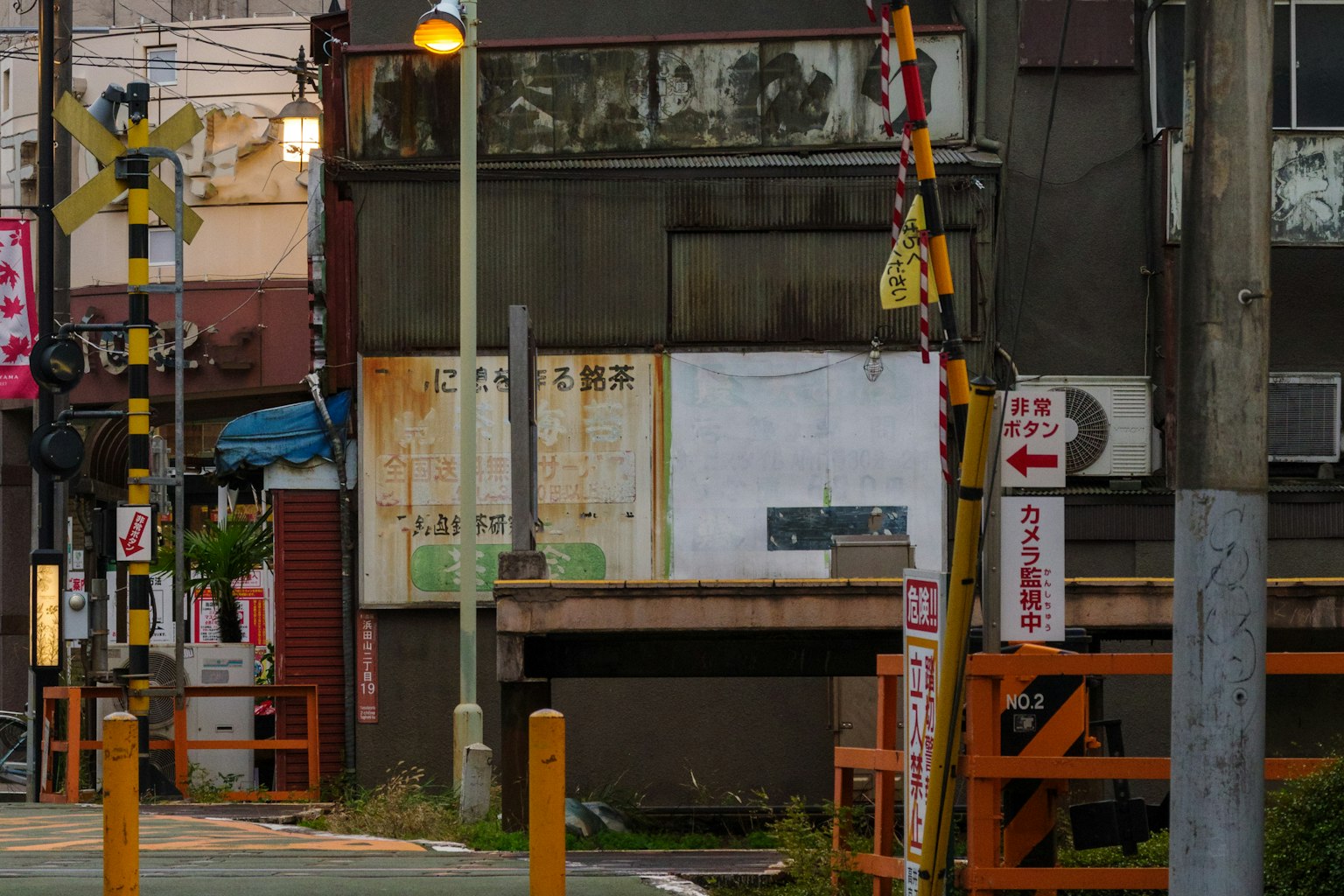 ฉากสถานีรถไฟเก่าที่มีสัญญาณรถไฟและป้าย