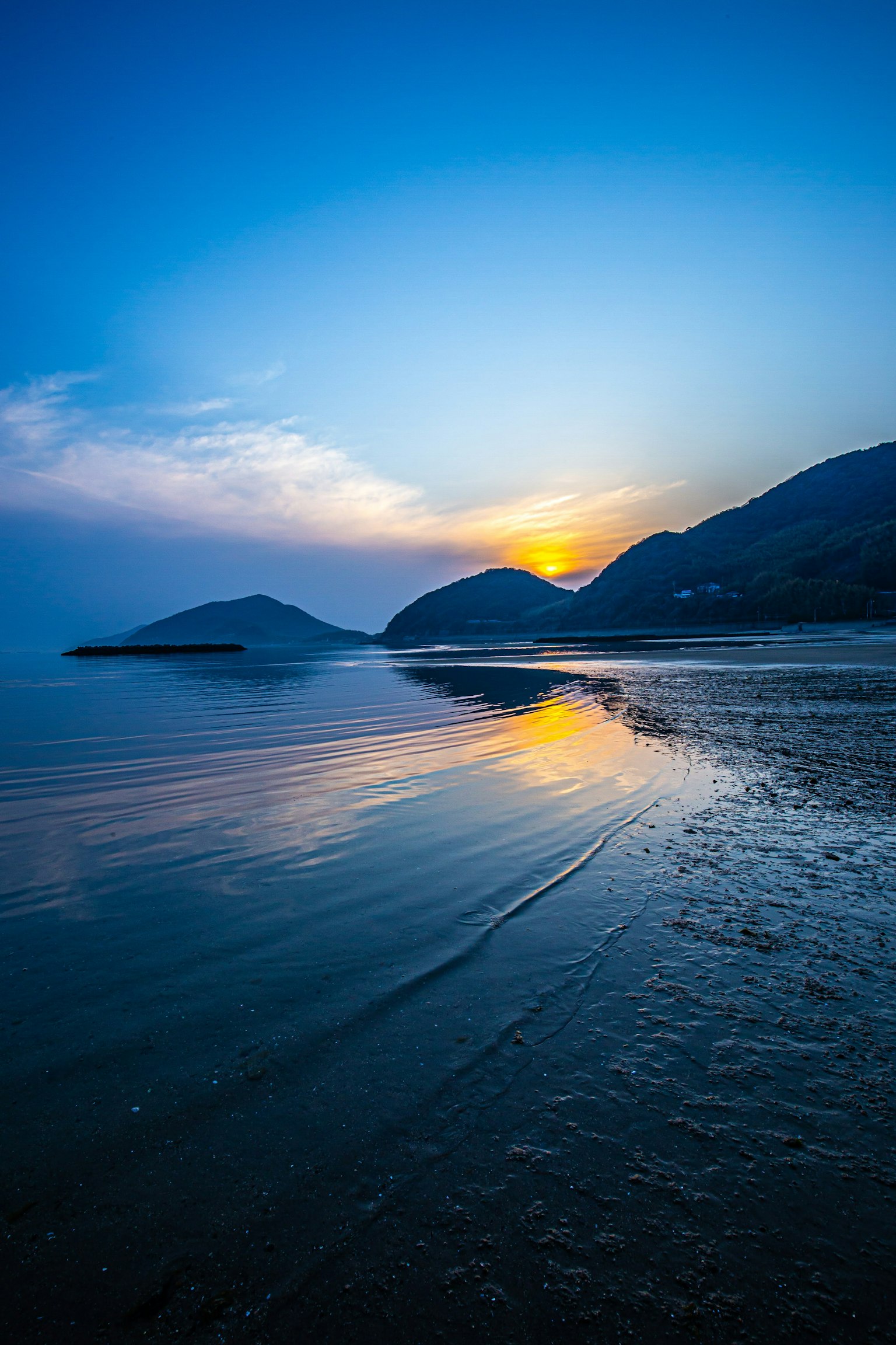 Vue panoramique du coucher de soleil sur la mer calme et les montagnes