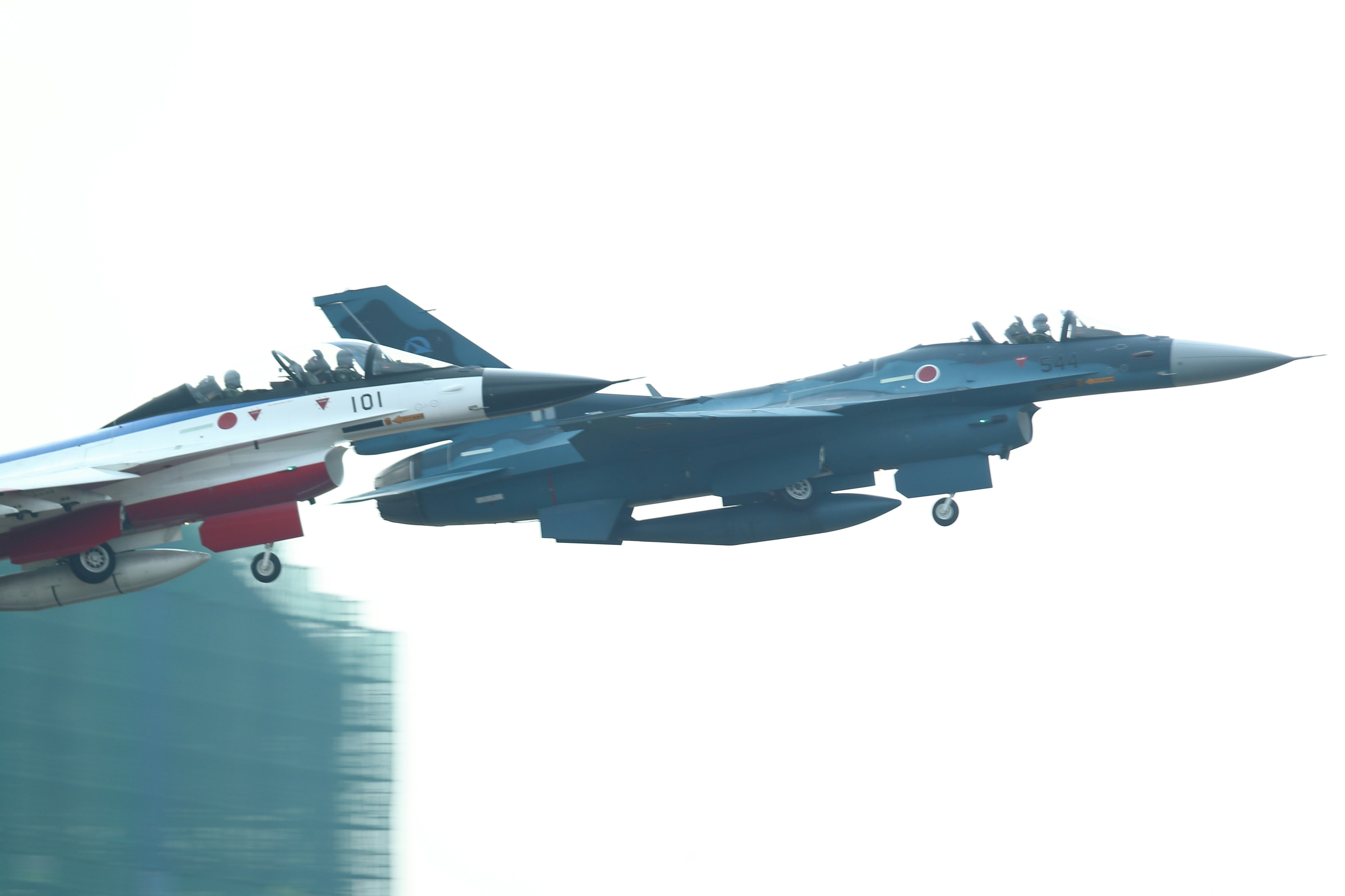 水面上を飛ぶ戦闘機の側面